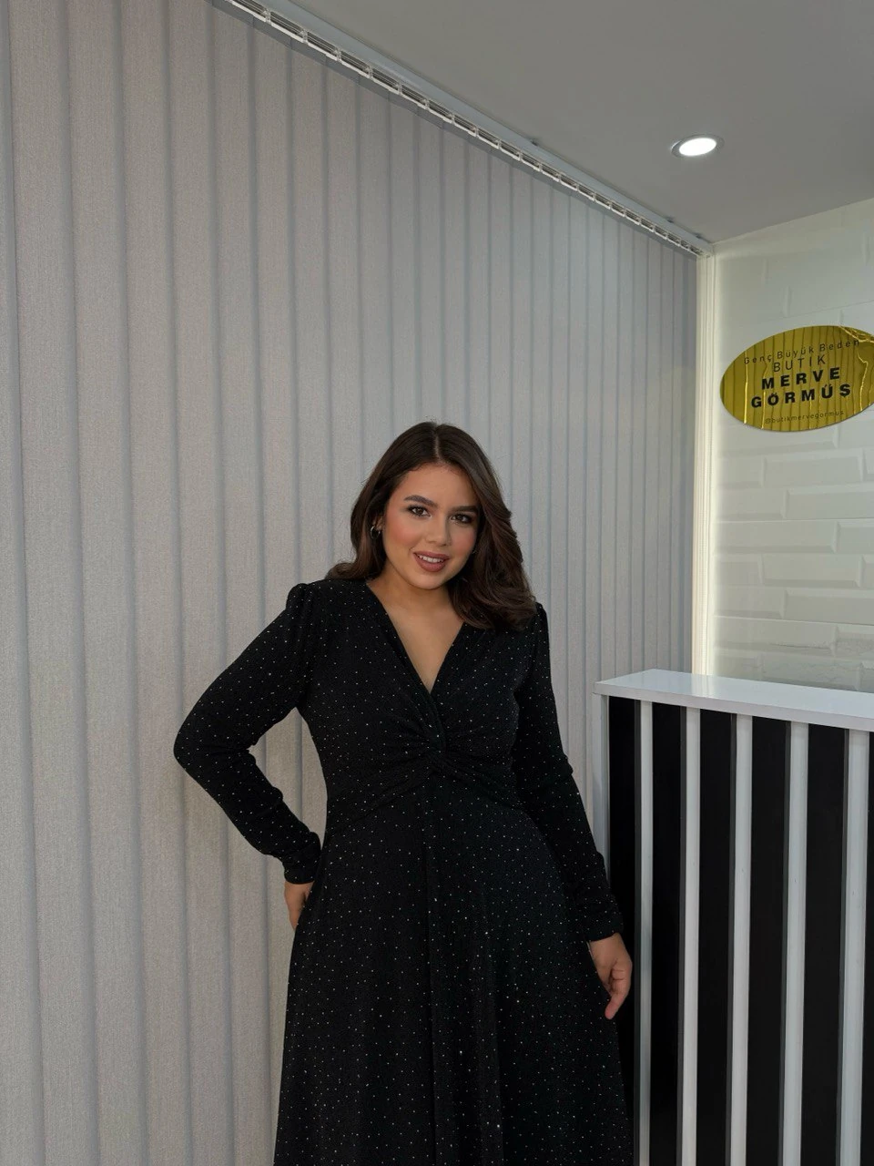 Gess Kruvaze Yaka Düğüm Detay Simli Taşlı Elbise (Ön Sipariş 12.12.2025 Kargo Çıkış)