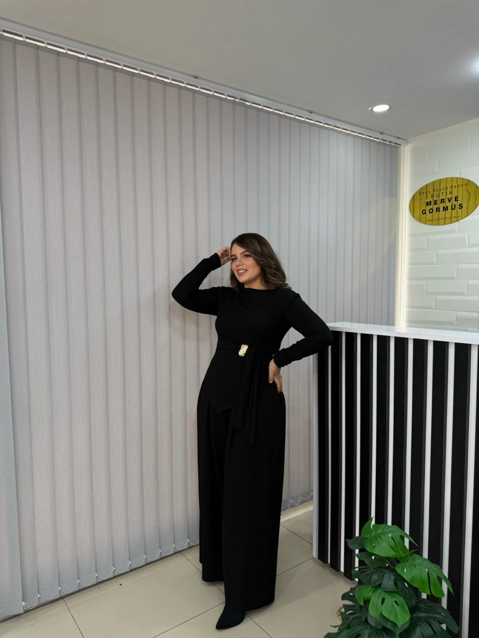 Cherry Broşlu Asimetrik Kesim Takım