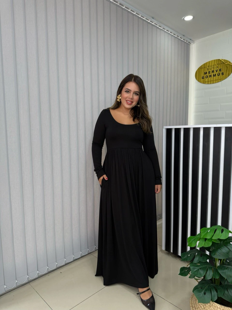 U YAKA UZUN KOLLU YIRTMAÇLI ELBİSE