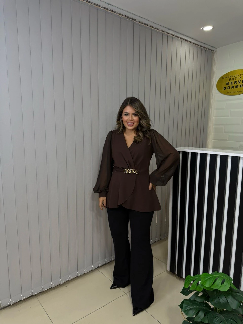 Beli Gold Zincir Detaylı Kruvaze Bluz