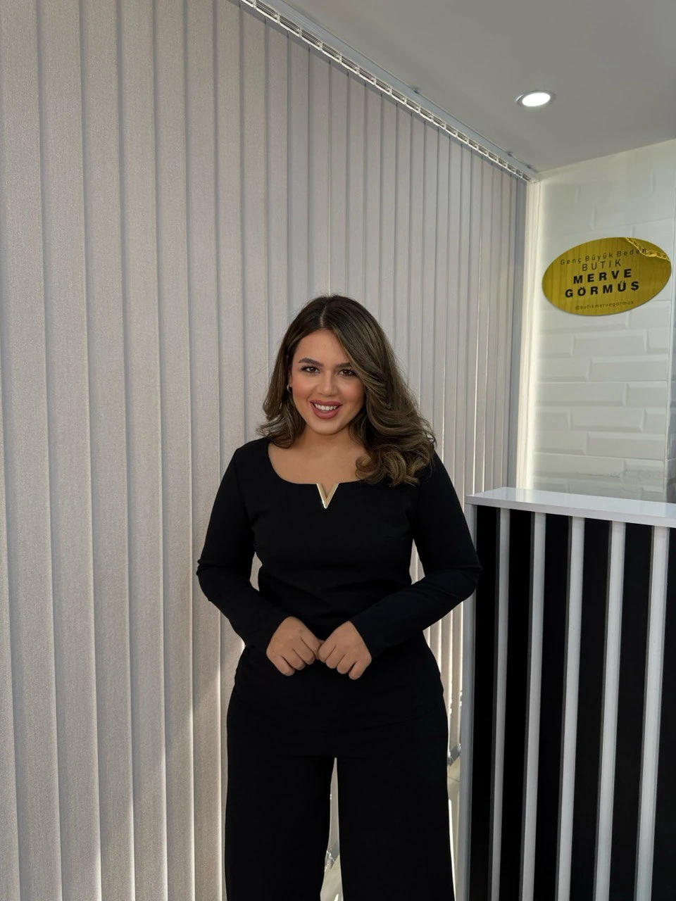 V Gold Detaylı Fit Kalıp Bluz