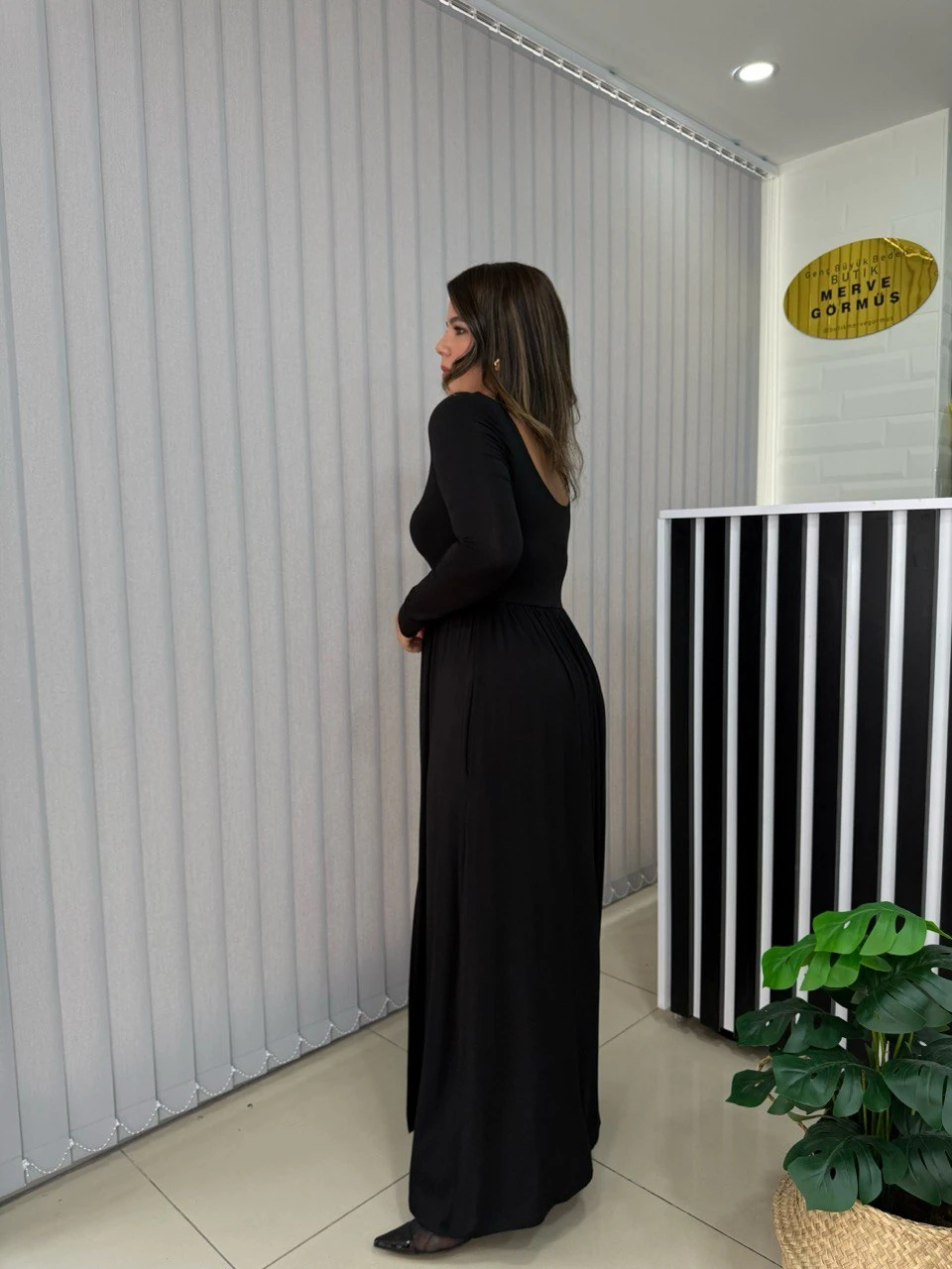 U YAKA UZUN KOLLU YIRTMAÇLI ELBİSE