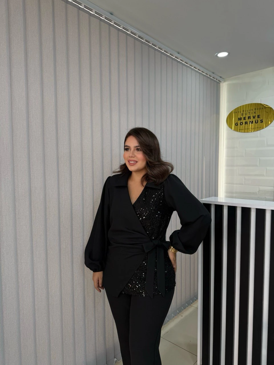 Pul Payetli Bağlama Detaylı Bluz - Siyah