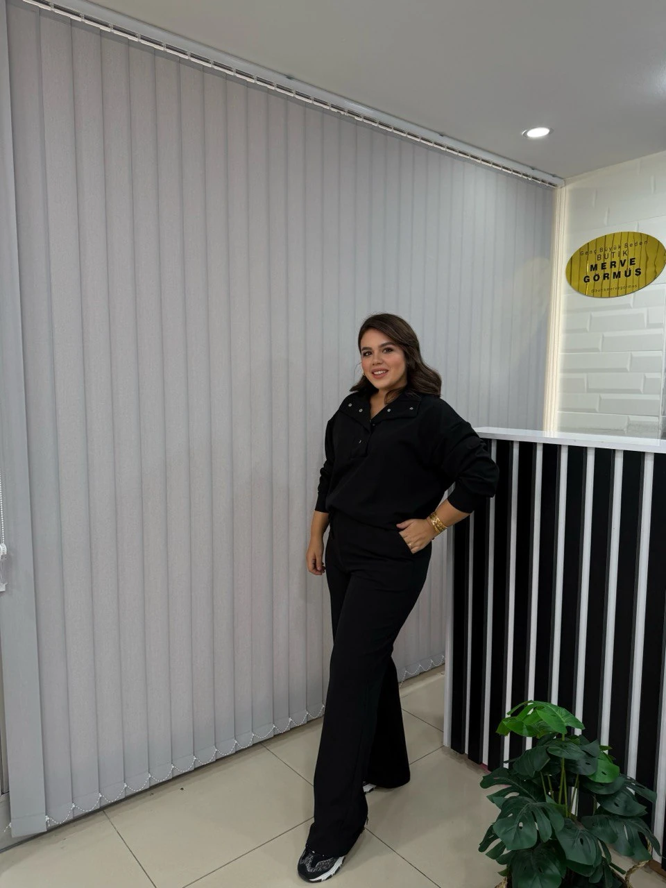 Yakası Çıtlı Likralı Krep Takım - Siyah