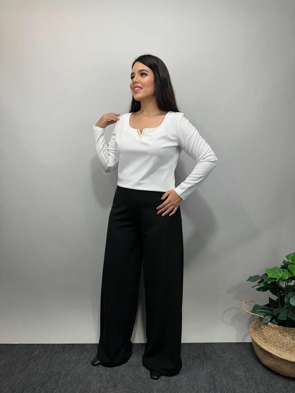 V Gold Detaylı Fit Kalıp Bluz