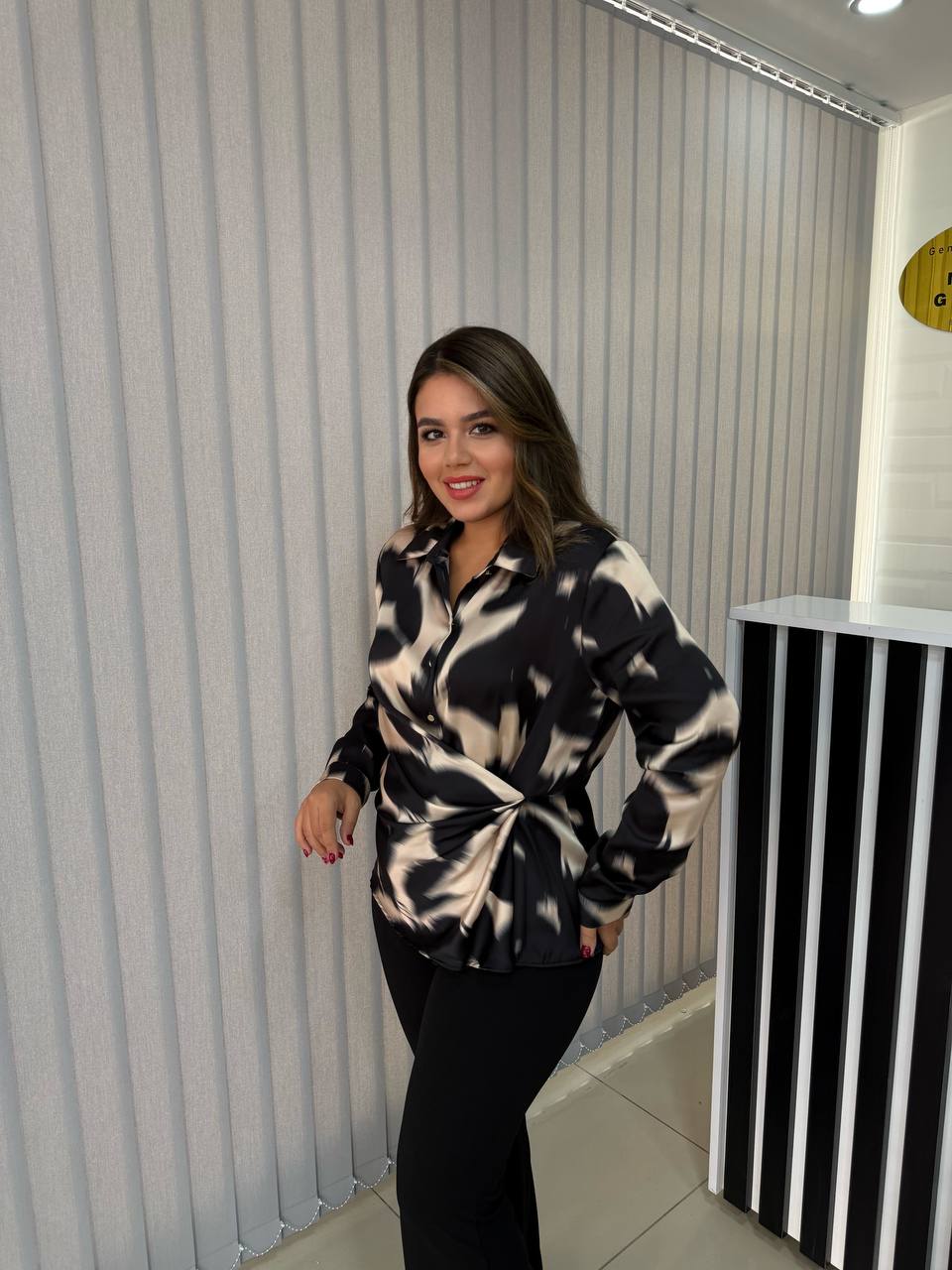 Desenli Yan Drape Detaylı Saten Bluz - Siyah