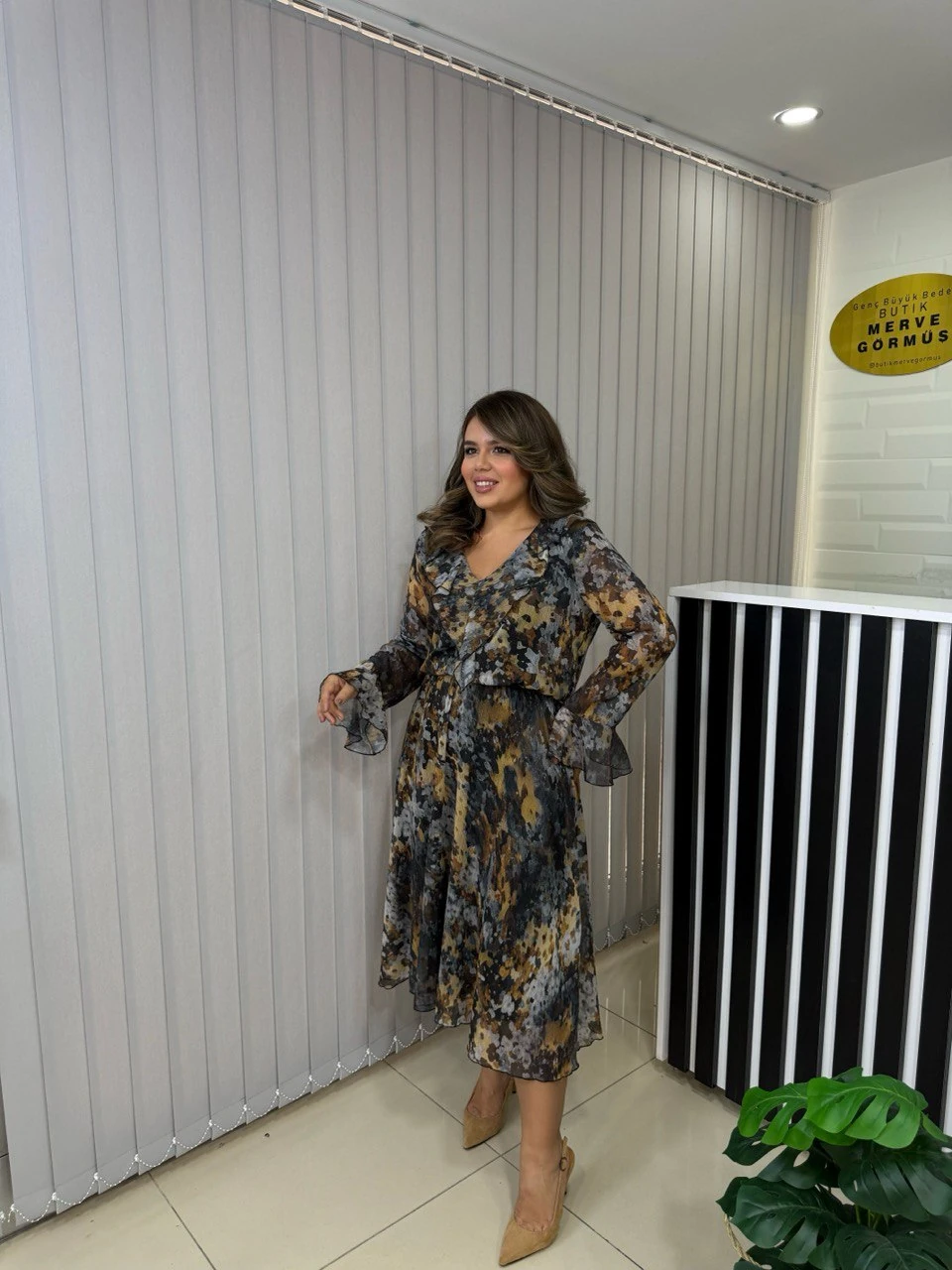 Fiore Yakası Volanlı Lüks Şifon Elbise