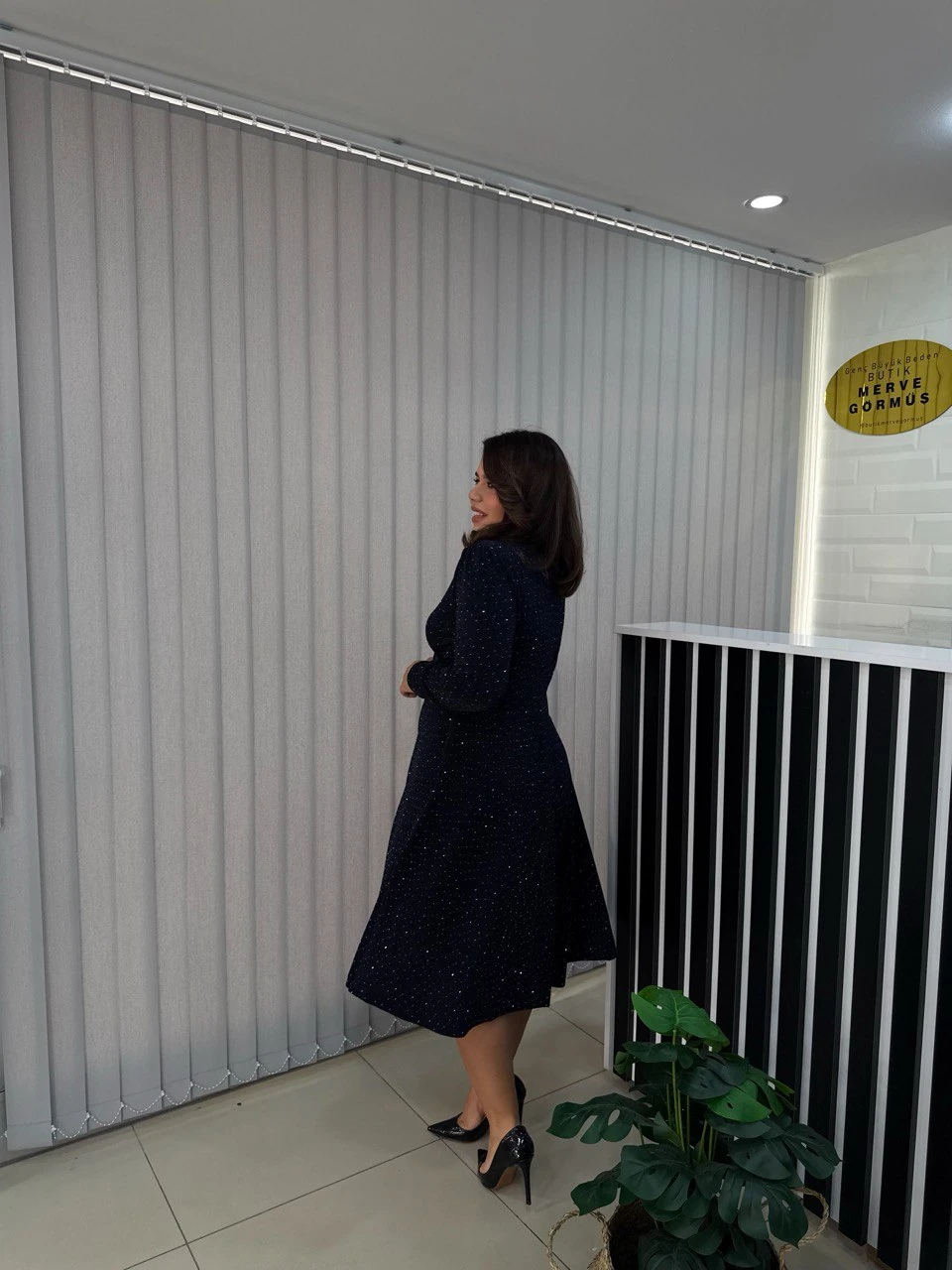 Gess Kruvaze Yaka Düğüm Detay Simli Taşlı Elbise