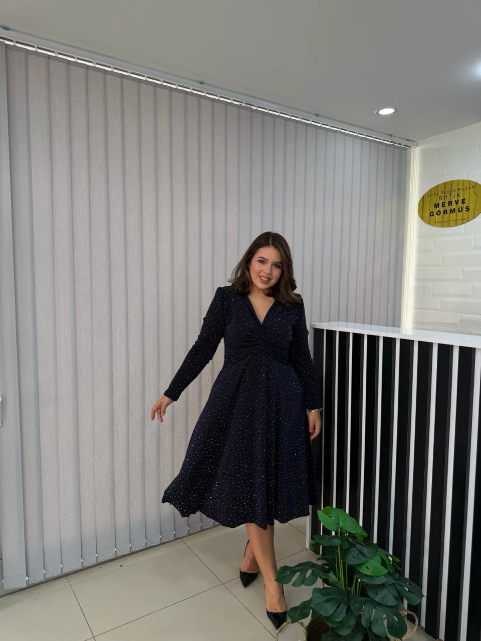 Gess Kruvaze Yaka Düğüm Detay Simli Taşlı Elbise