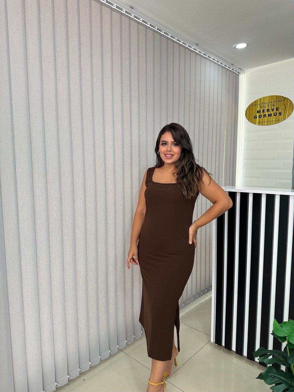 Kare Yaka Tek Yırtmaçlı Elbise - Kahverengi