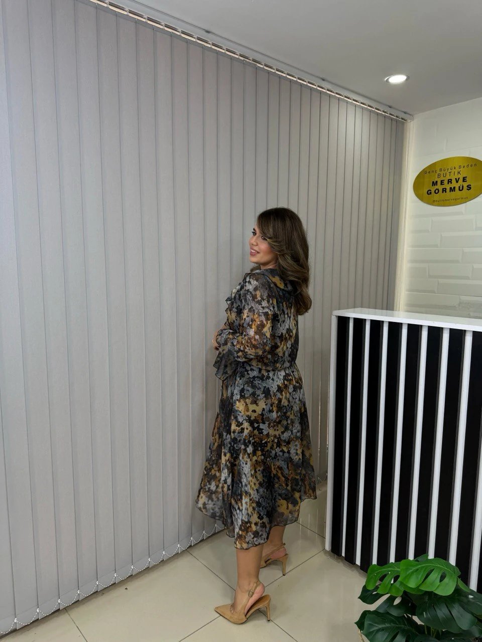 Fiore Yakası Volanlı Lüks Şifon Elbise