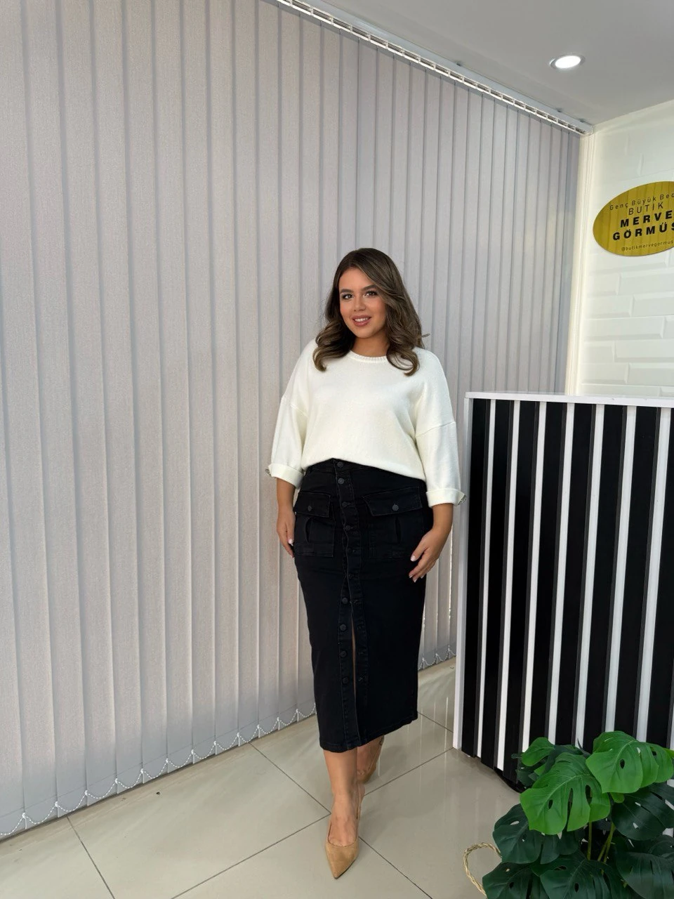 Önü Cepli Düğmeli Dar Kalıp Kot Etek - Siyah