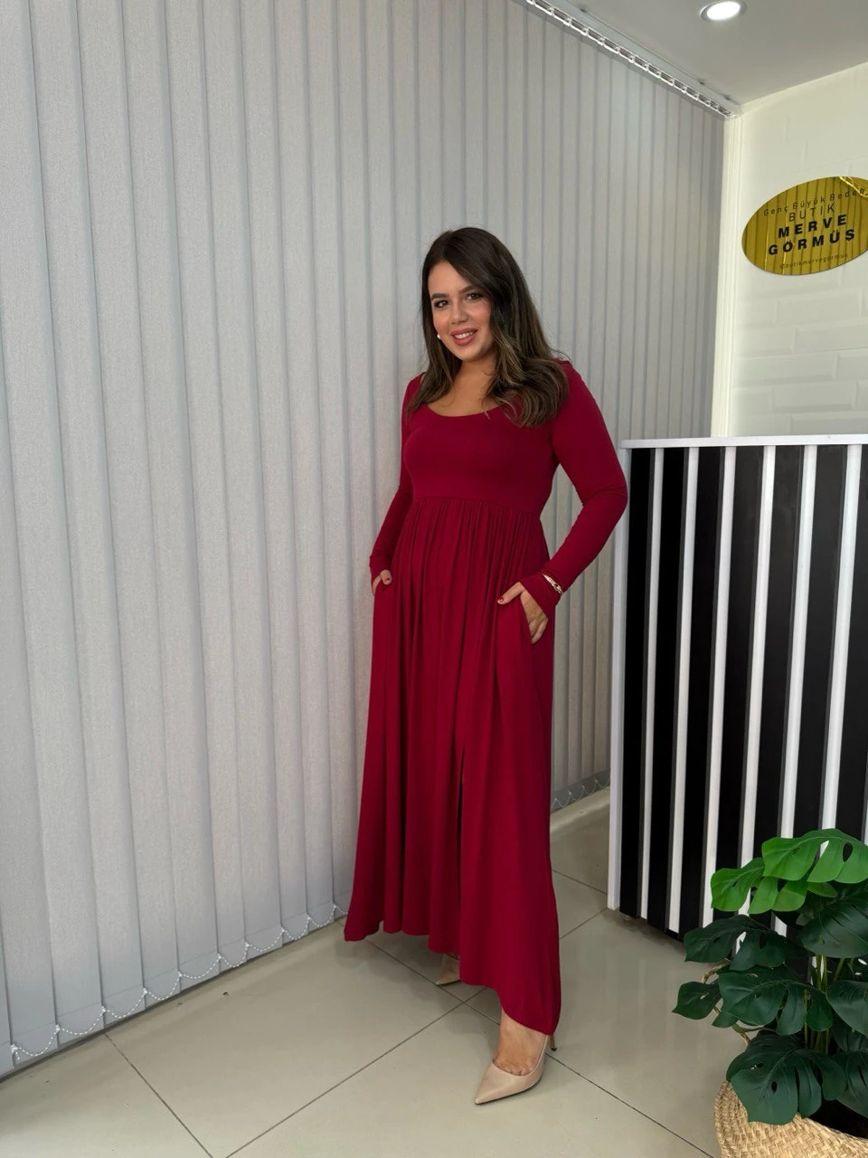 U YAKA UZUN KOLLU YIRTMAÇLI ELBİSE - Bordo