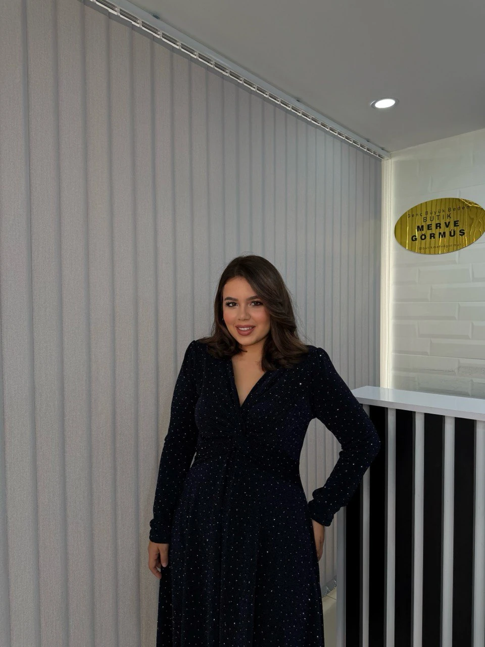 Gess Kruvaze Yaka Düğüm Detay Simli Taşlı Elbise