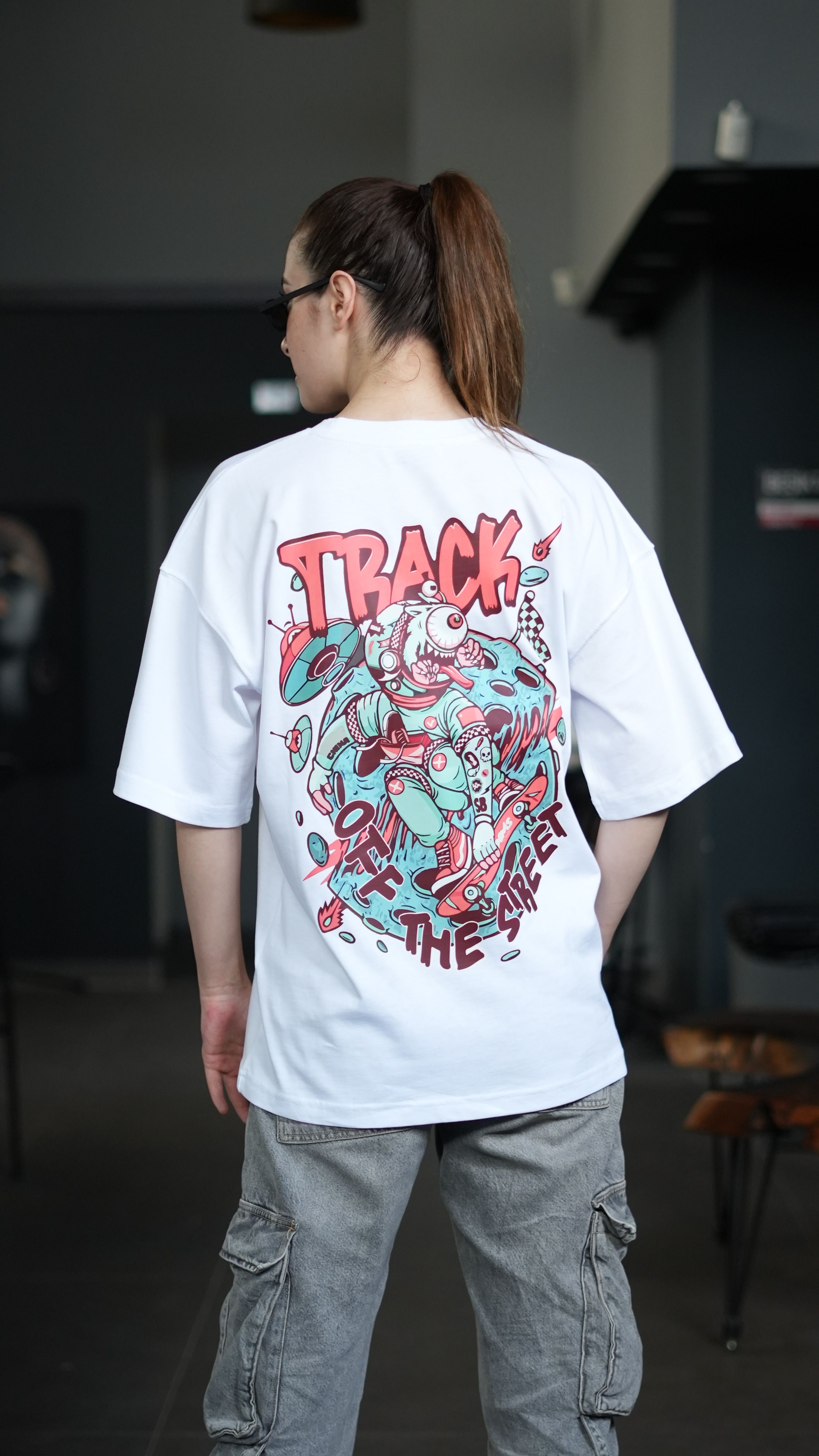 Oversize %100 Pamuk 'Track of the Street' Baskılı Unisex T-Shirt Beyaz