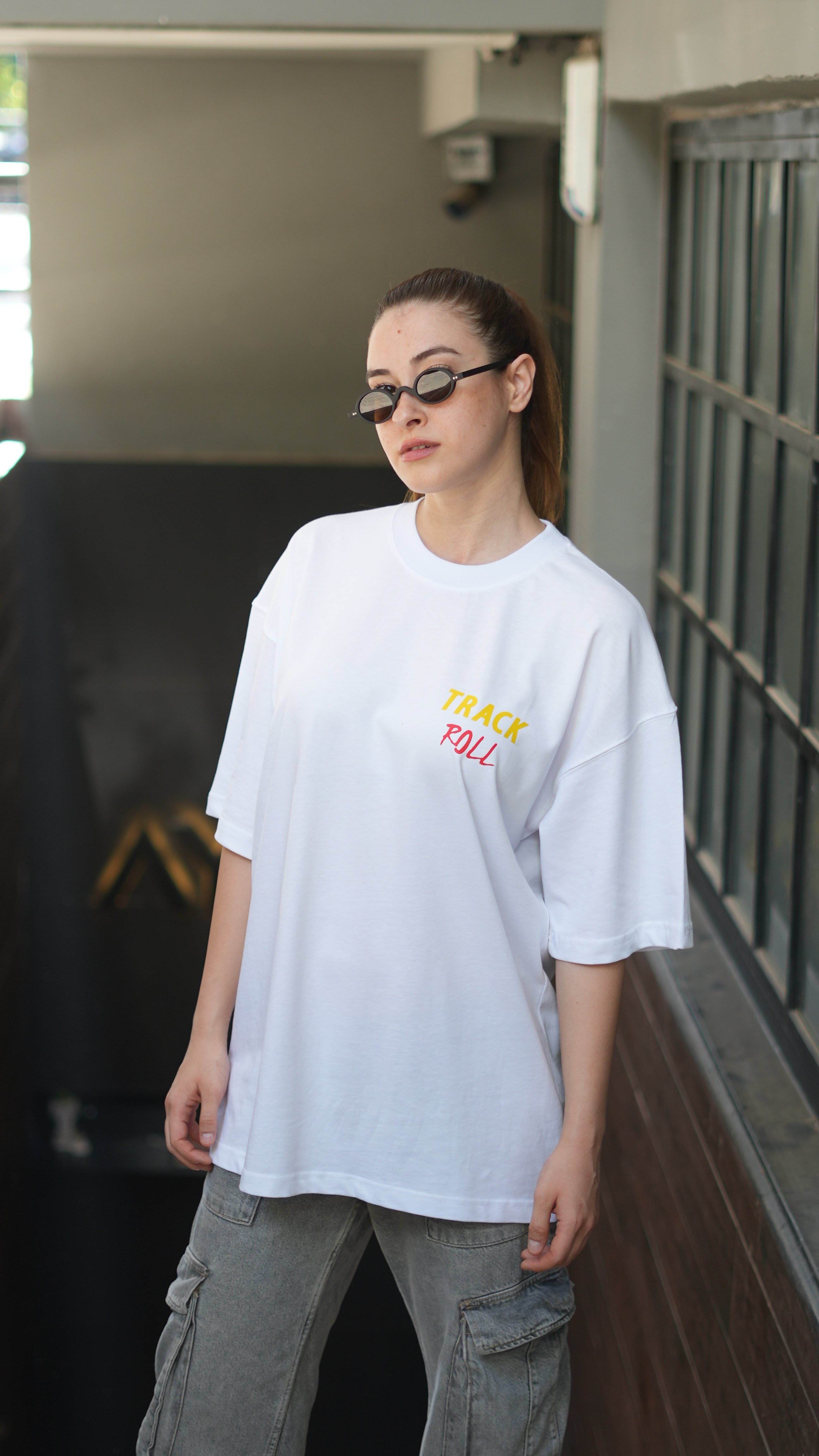 Oversize %100 Pamuk 'Track Roll' Baskılı Unisex T-Shirt Beyaz