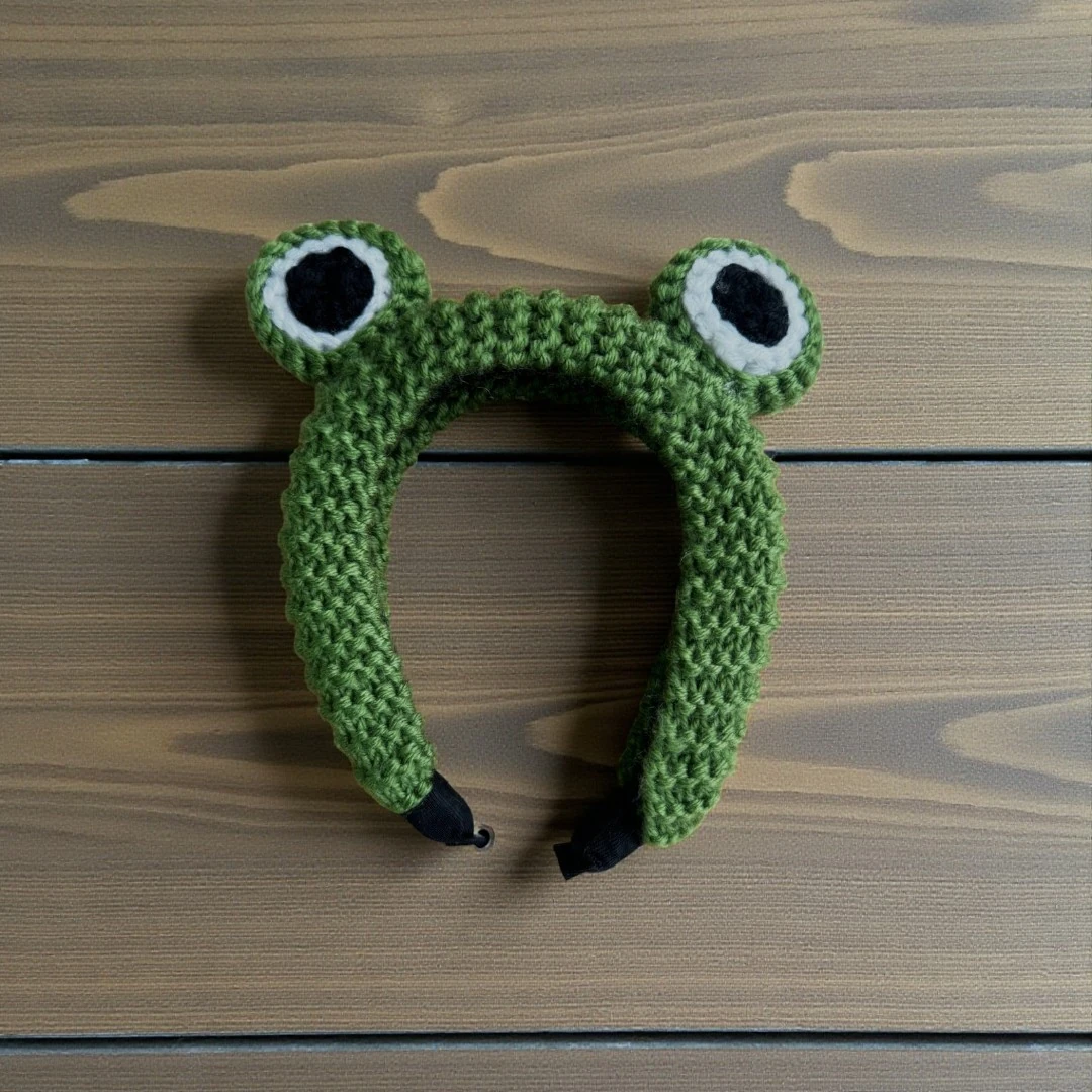 SEVİMLİ KURBAĞA YÜN ÖRGÜ KAPLAMA TAÇ