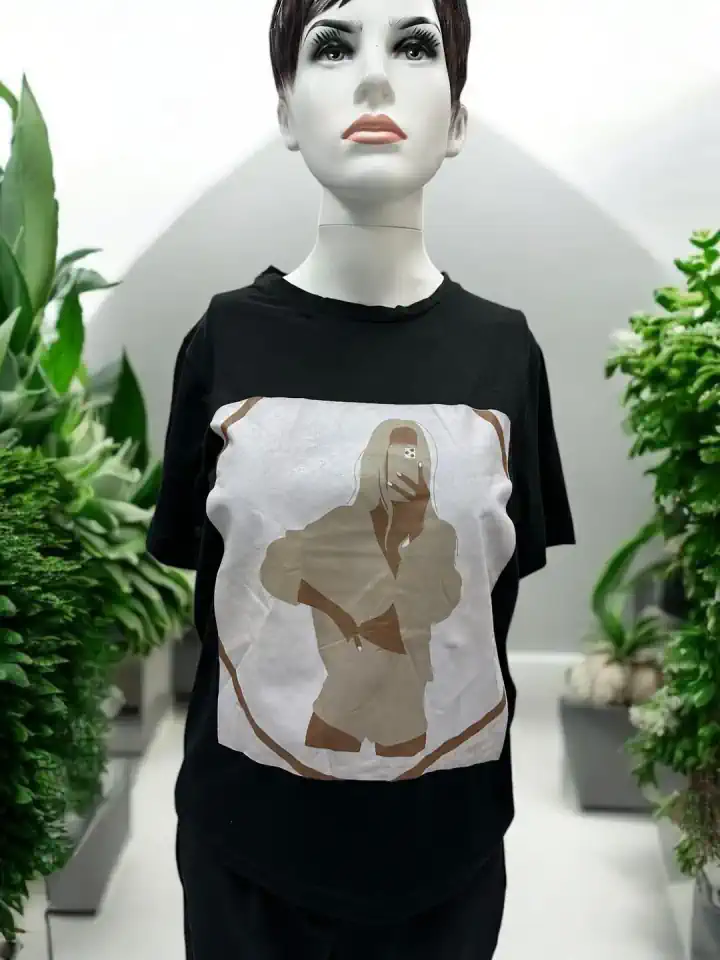 KADIN DESENLİ SİYAH TİŞÖRT