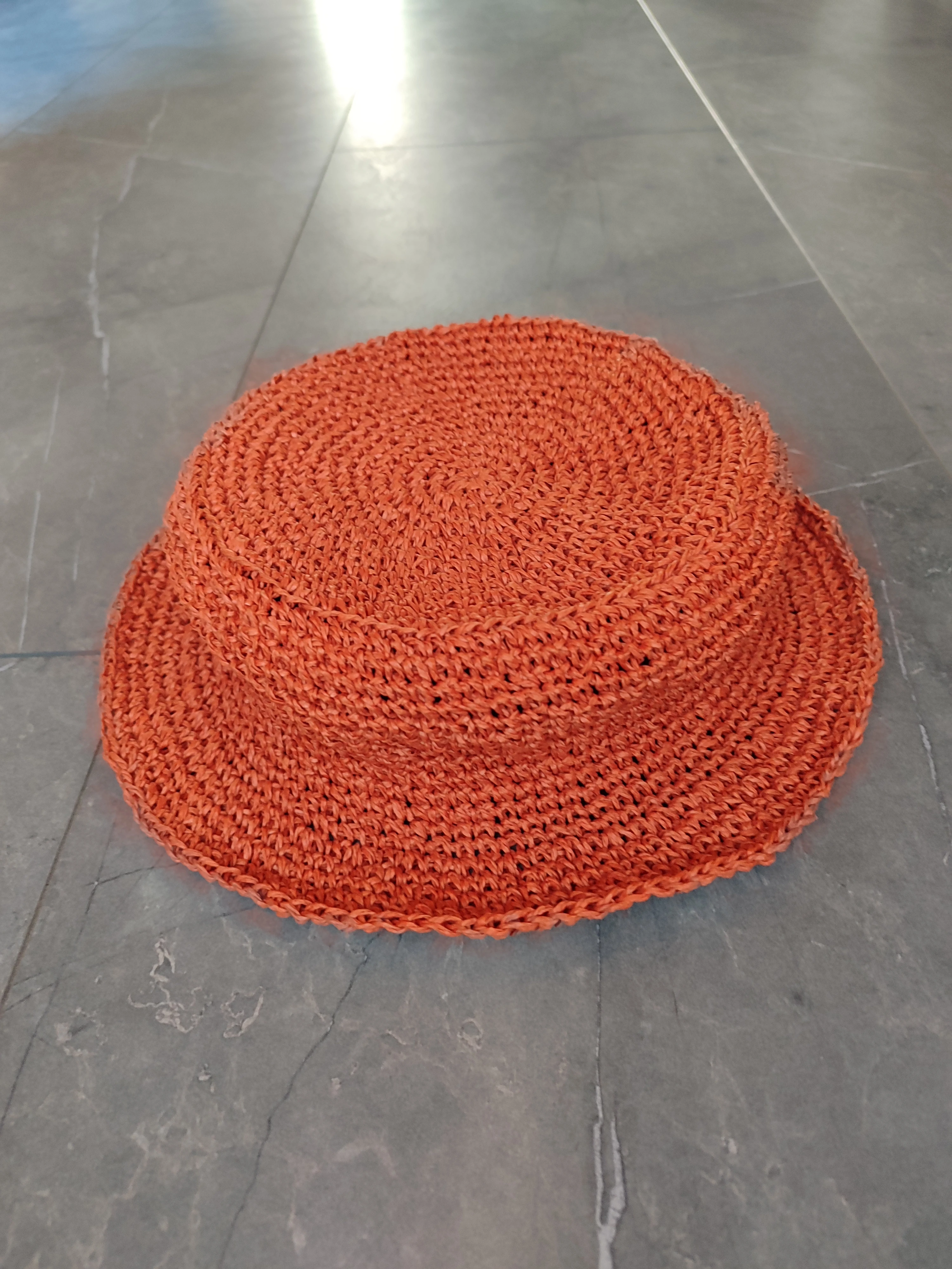 Turuncu kağıt ip şapka