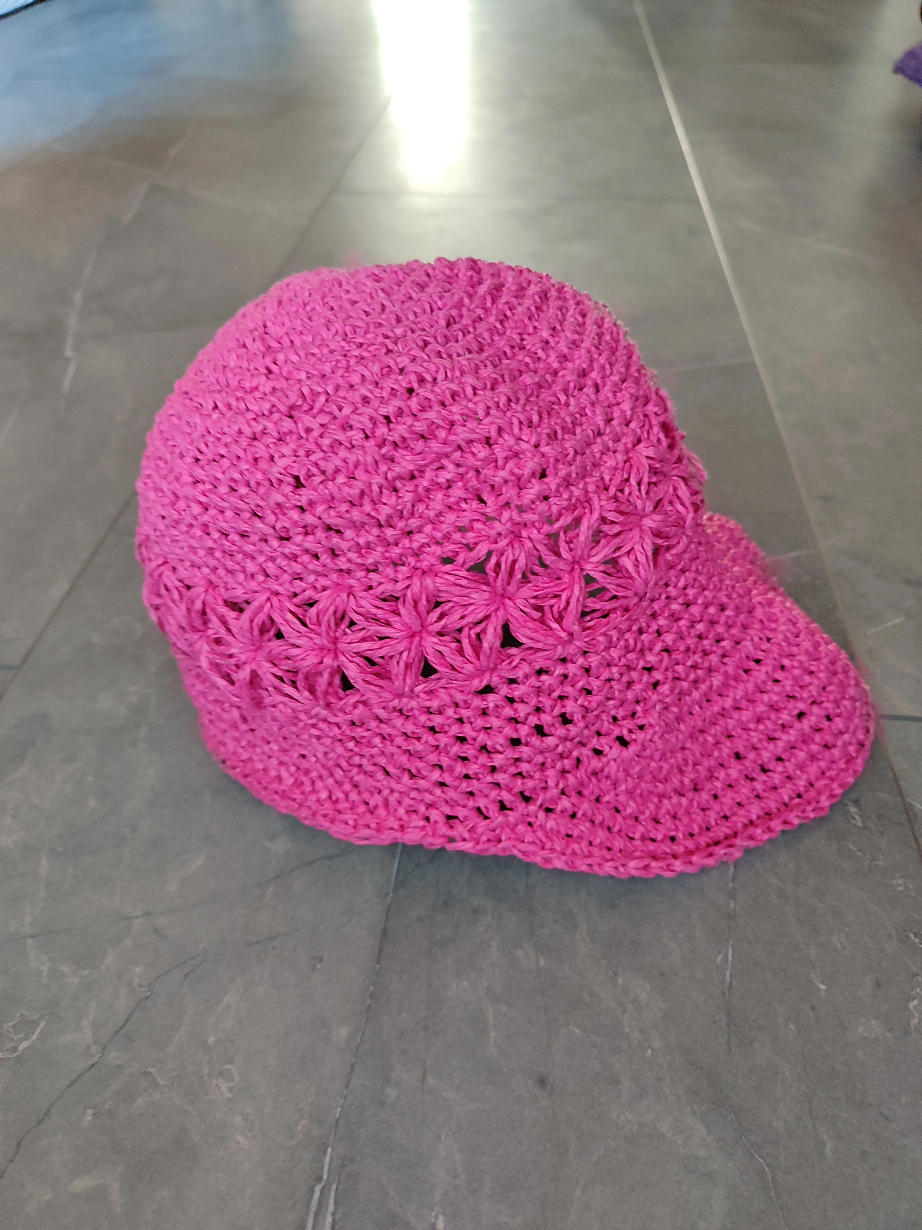 Pembe renkli kağıt ip şapka