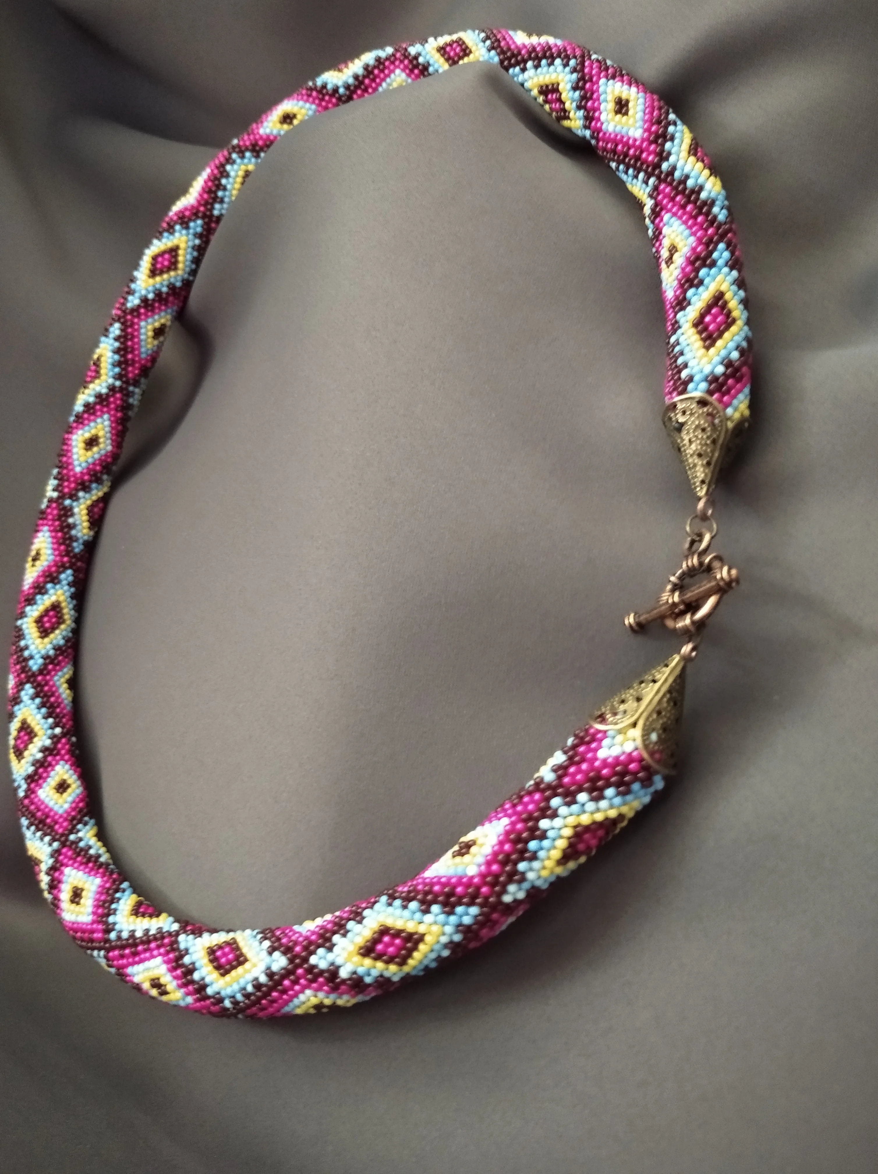 Etnik desenli boncuk kolye