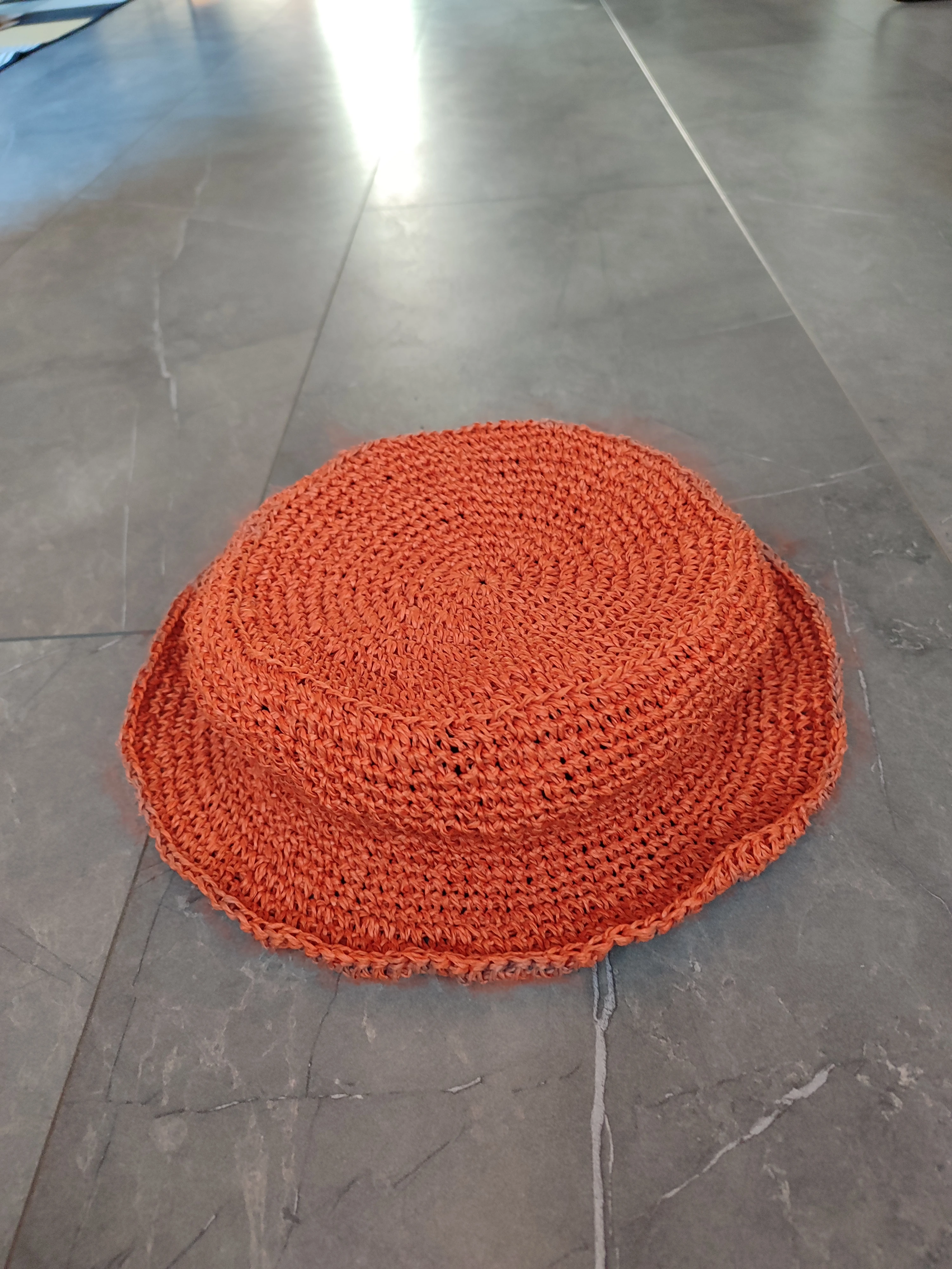 Turuncu kağıt ip şapka