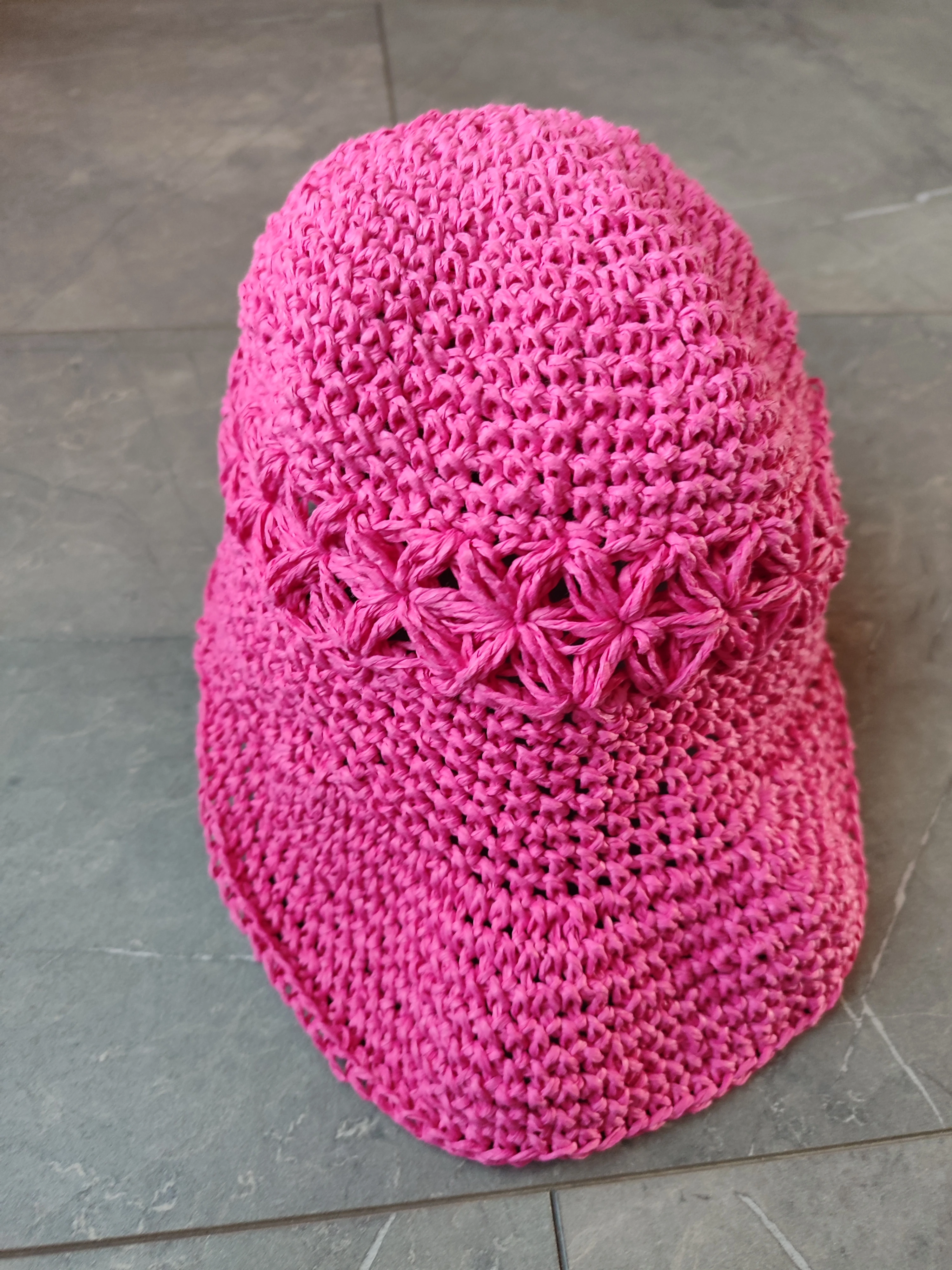 Pembe renkli kağıt ip şapka