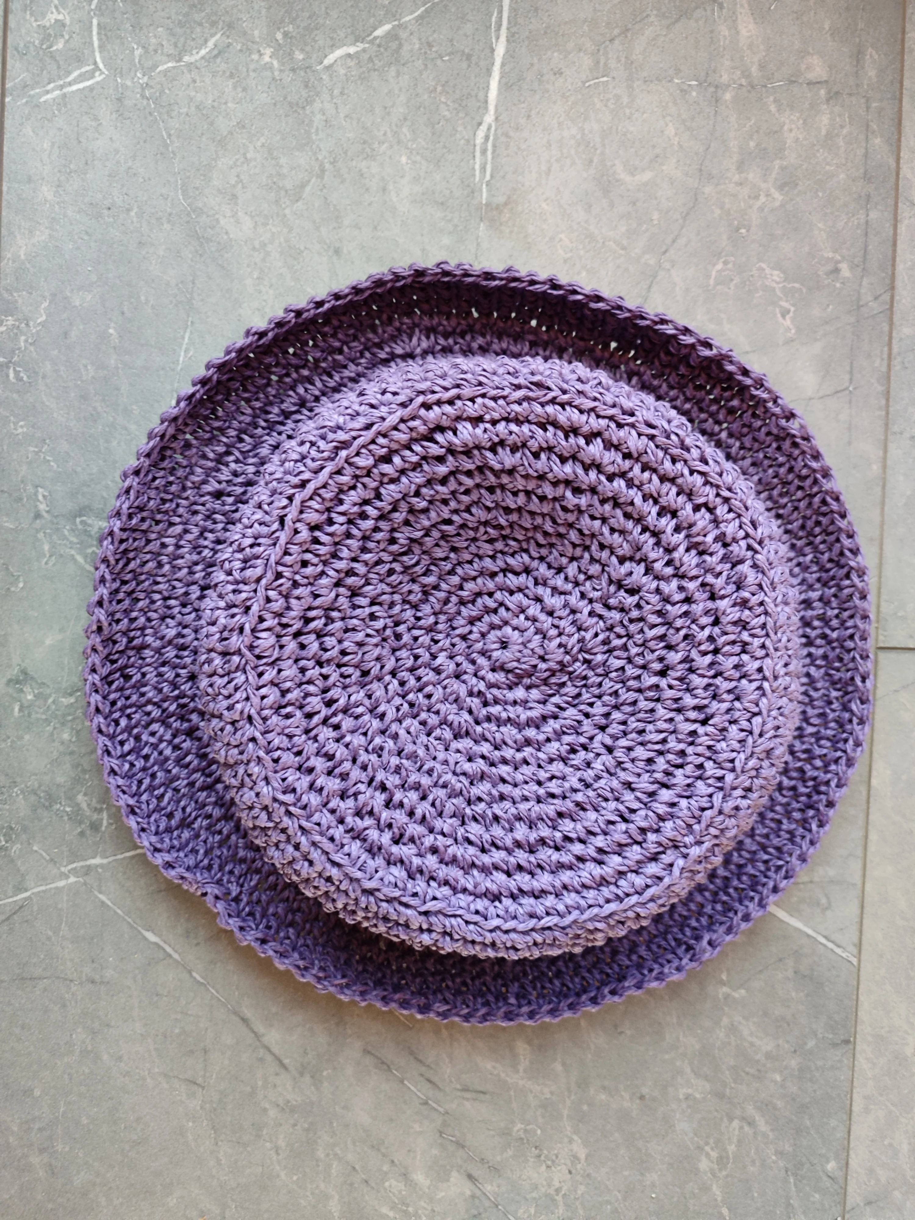 Mor renkli kagıt ip şapka