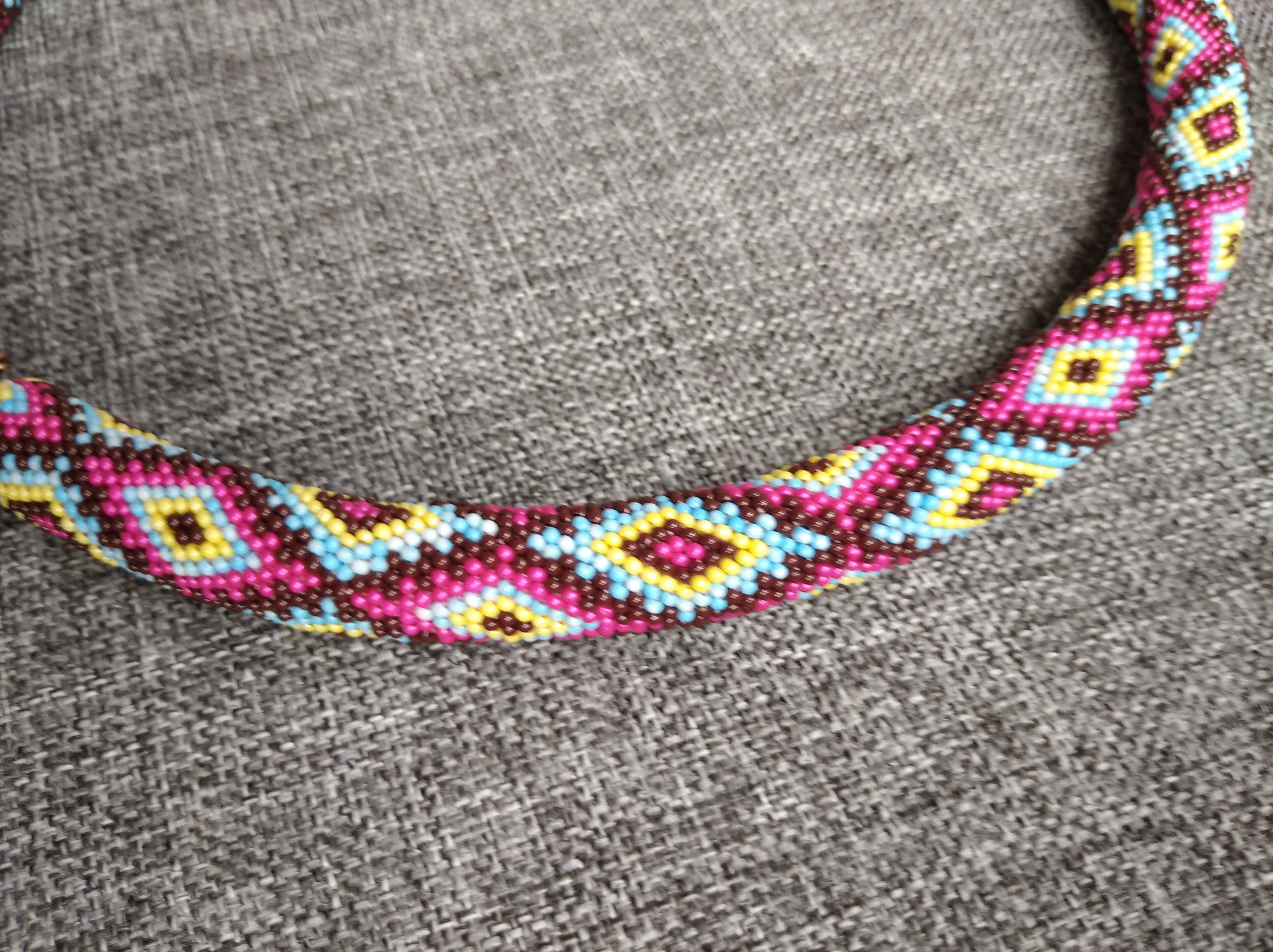 Etnik desenli boncuk kolye