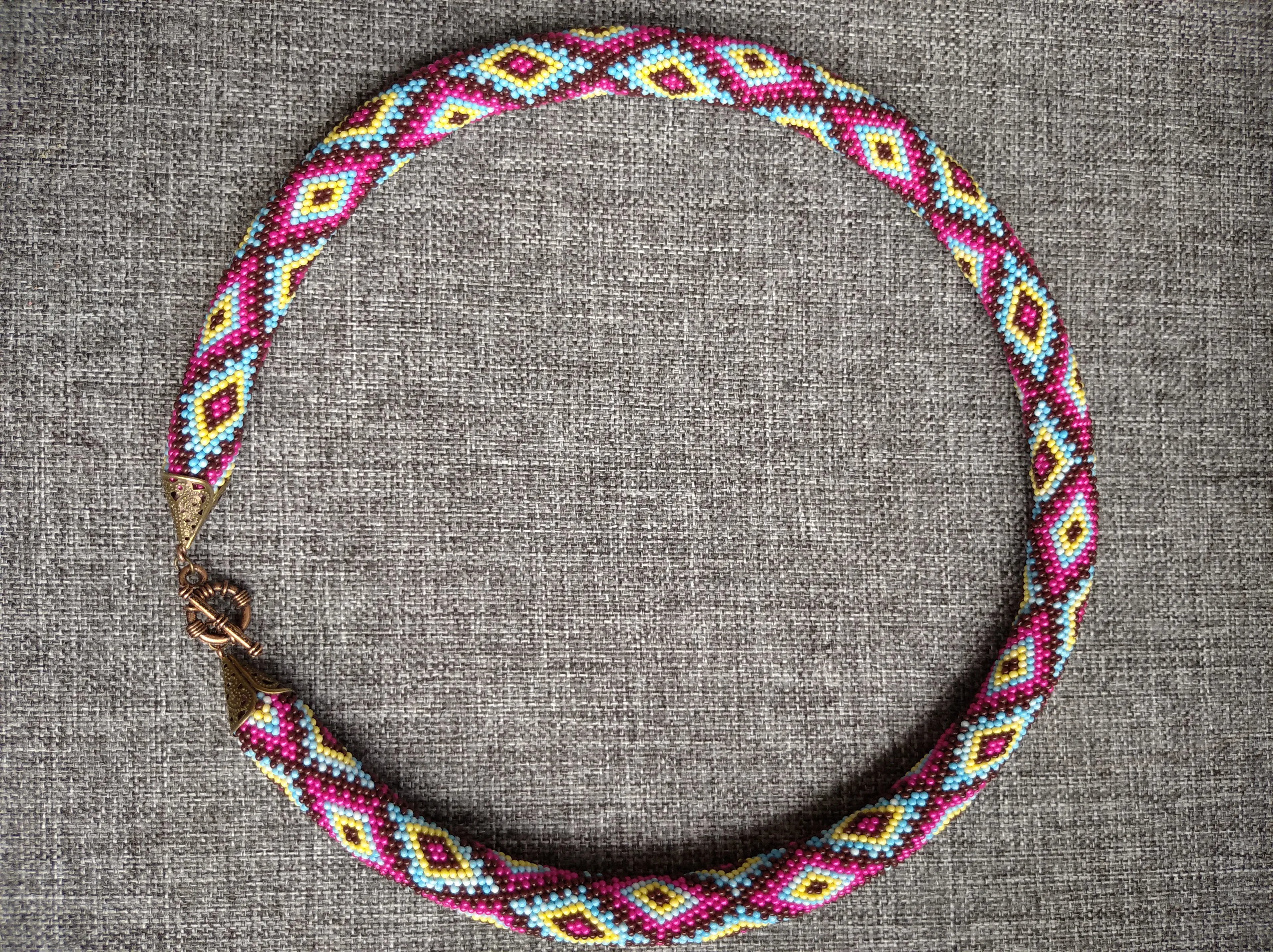 Etnik desenli boncuk kolye