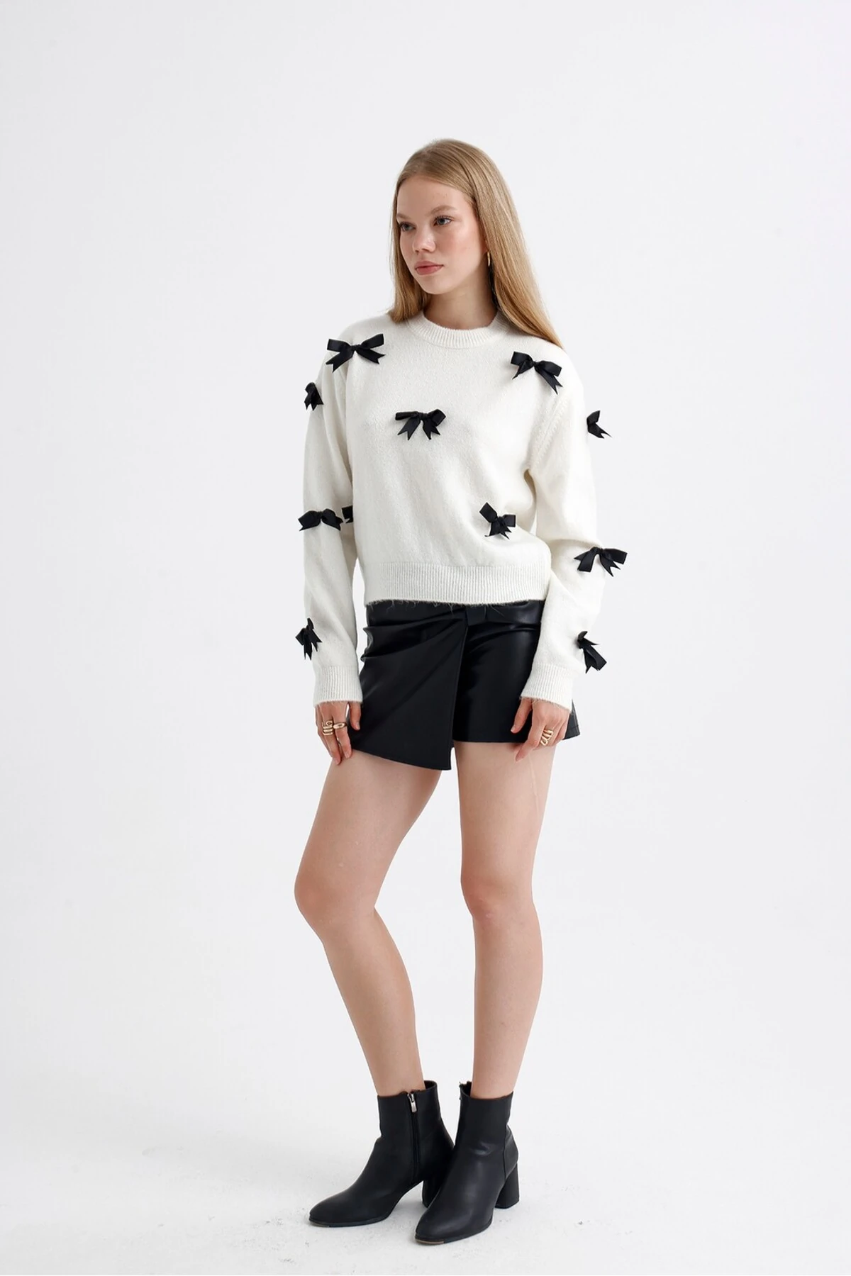 Fiyonk Detaylı Kazak - Beyaz