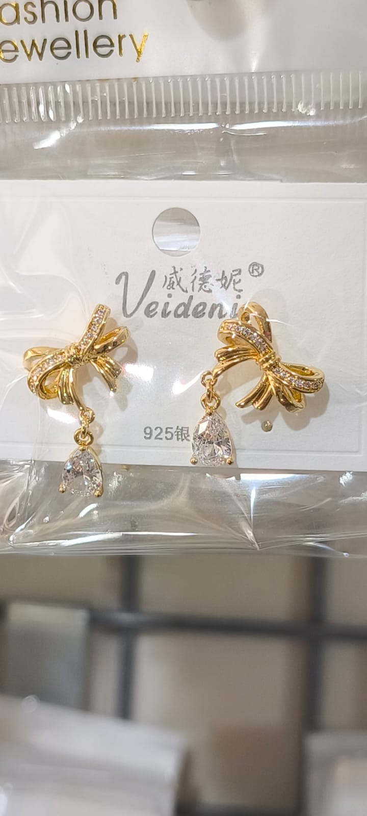 Zirkon Fiyonk Taşlı Çelik Küpe