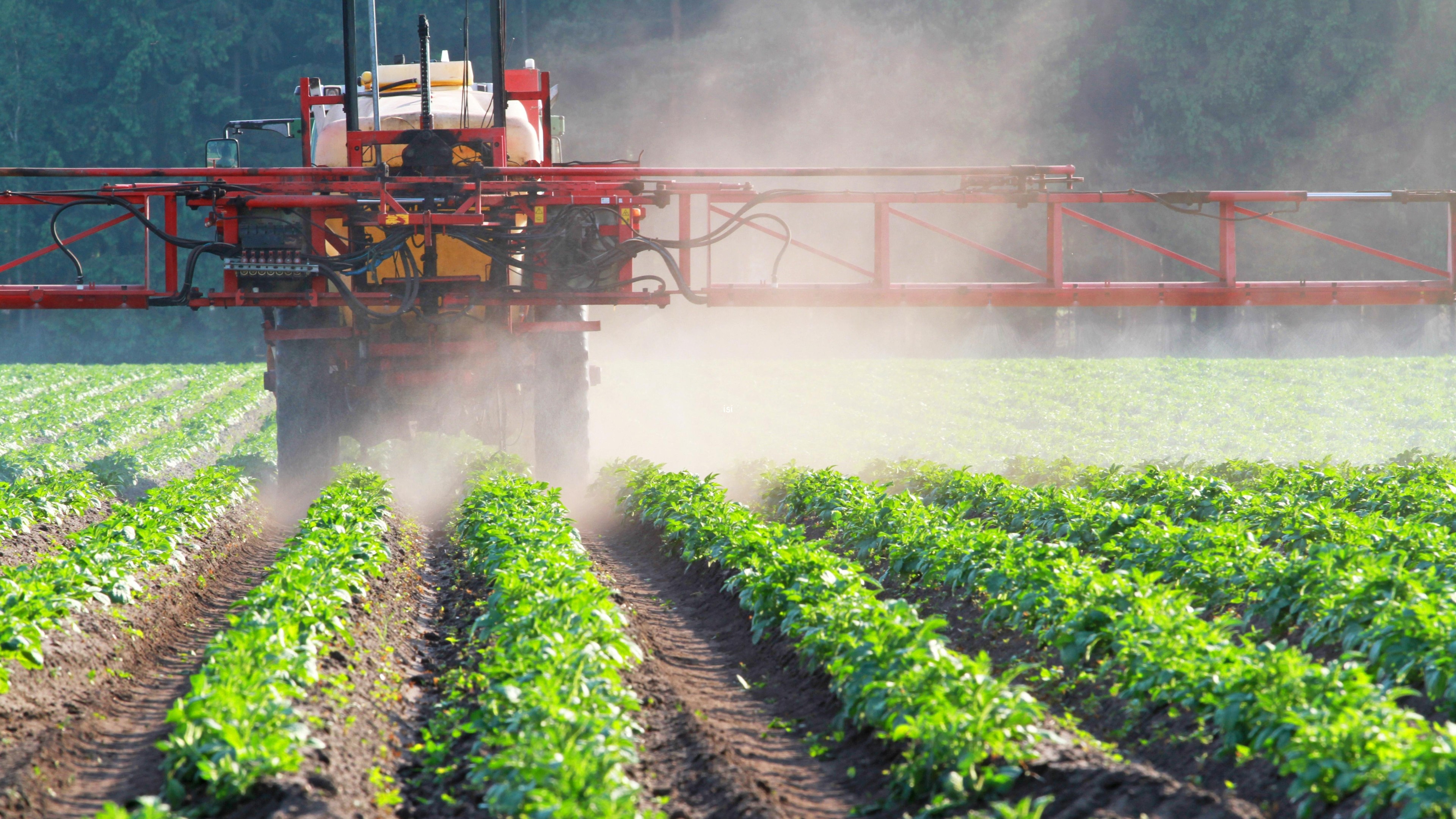 Почвенные пестициды. Удобрение полей пестицидами. Хим прополка полей. Химическая защита растений. Ядохимикаты в сельском хозяйстве.