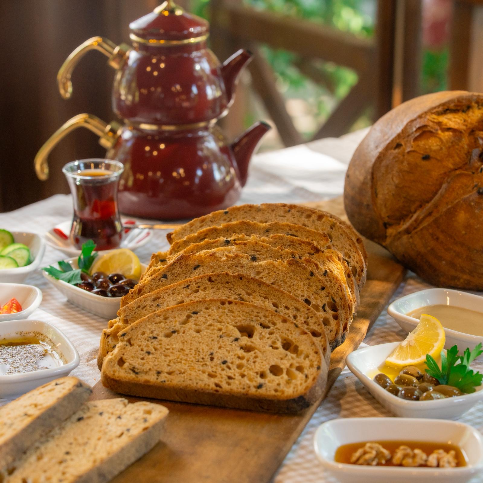 Zeytinli-Domatesli Ekşi Maya Ekmek (1000 g)