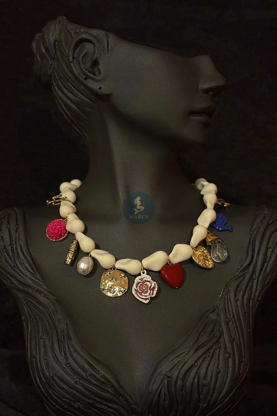 Özel Seri Beyaz Taşlı Charm Marka Model Kolye