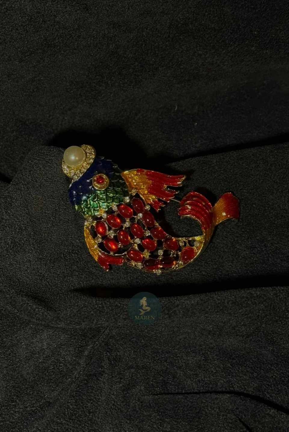 Balık Şeklinde Renkli Taşlı Metal Yaka İğnesi Rozet Broş