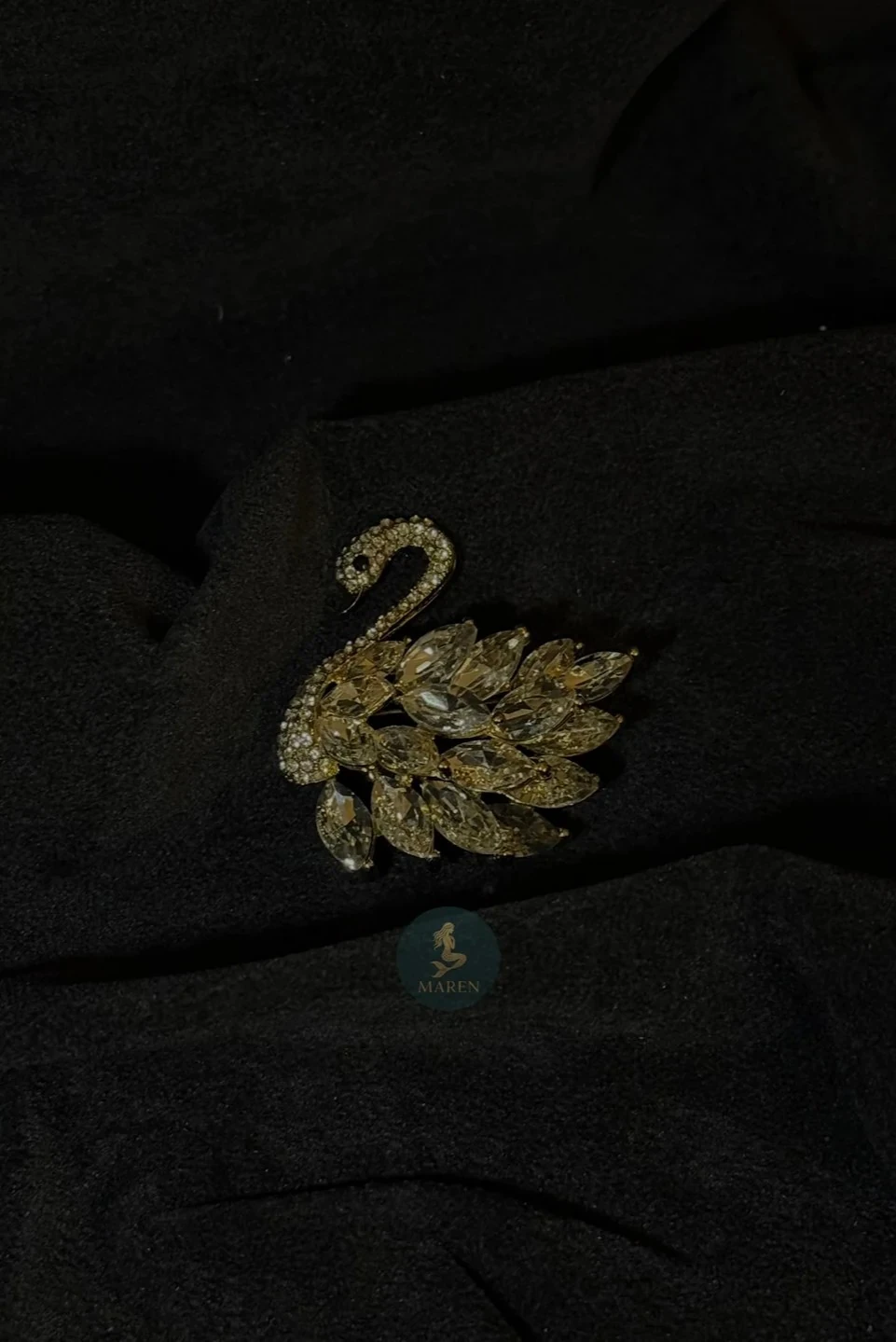 Kuğu Figürlü Taşlı Metal Yaka İğnesi Rozet Broş