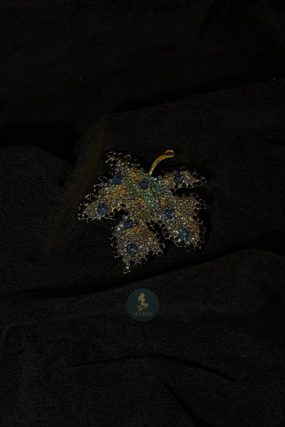 Yaprak Figürlü Mavi Taşlı Metal Yaka İğnesi Rozet Broş