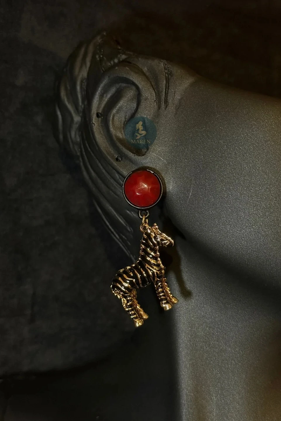 Özel Seri Zebra Detaylı Bordo Taşlı Tasarım Küpe 