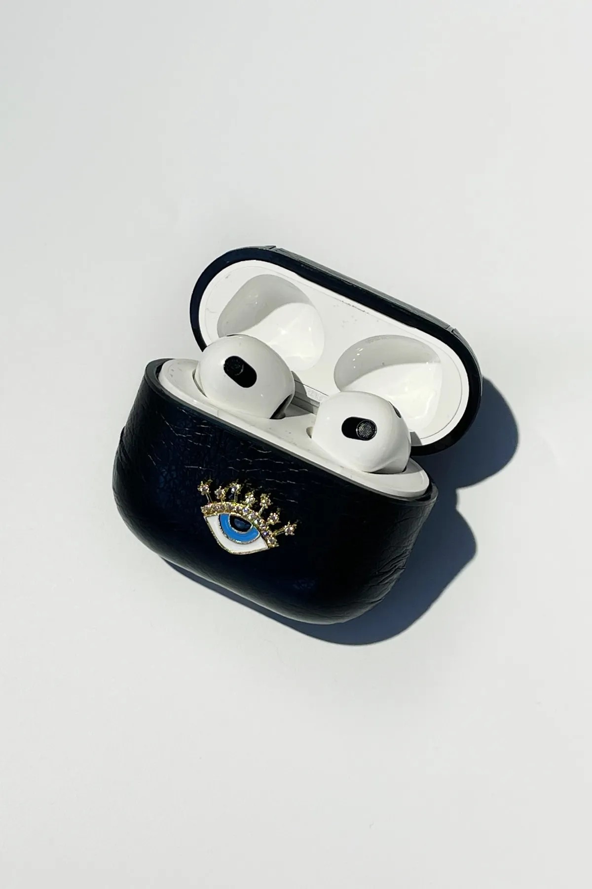 Apple Airpods 3. Nesil Kılıf - Gold Göz Detaylı