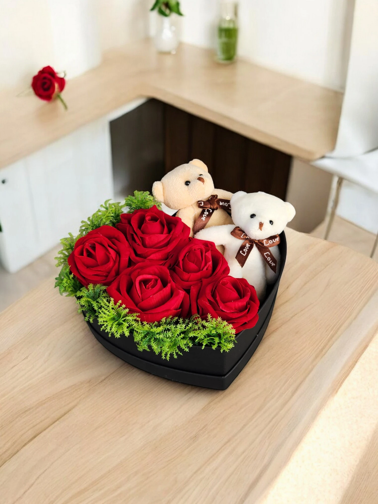Kalpli Kutuda Yapay Ayıcık Güllü Hediye Kutusu Sevgiliye Doğum Günü Özel Gün Hediyesi