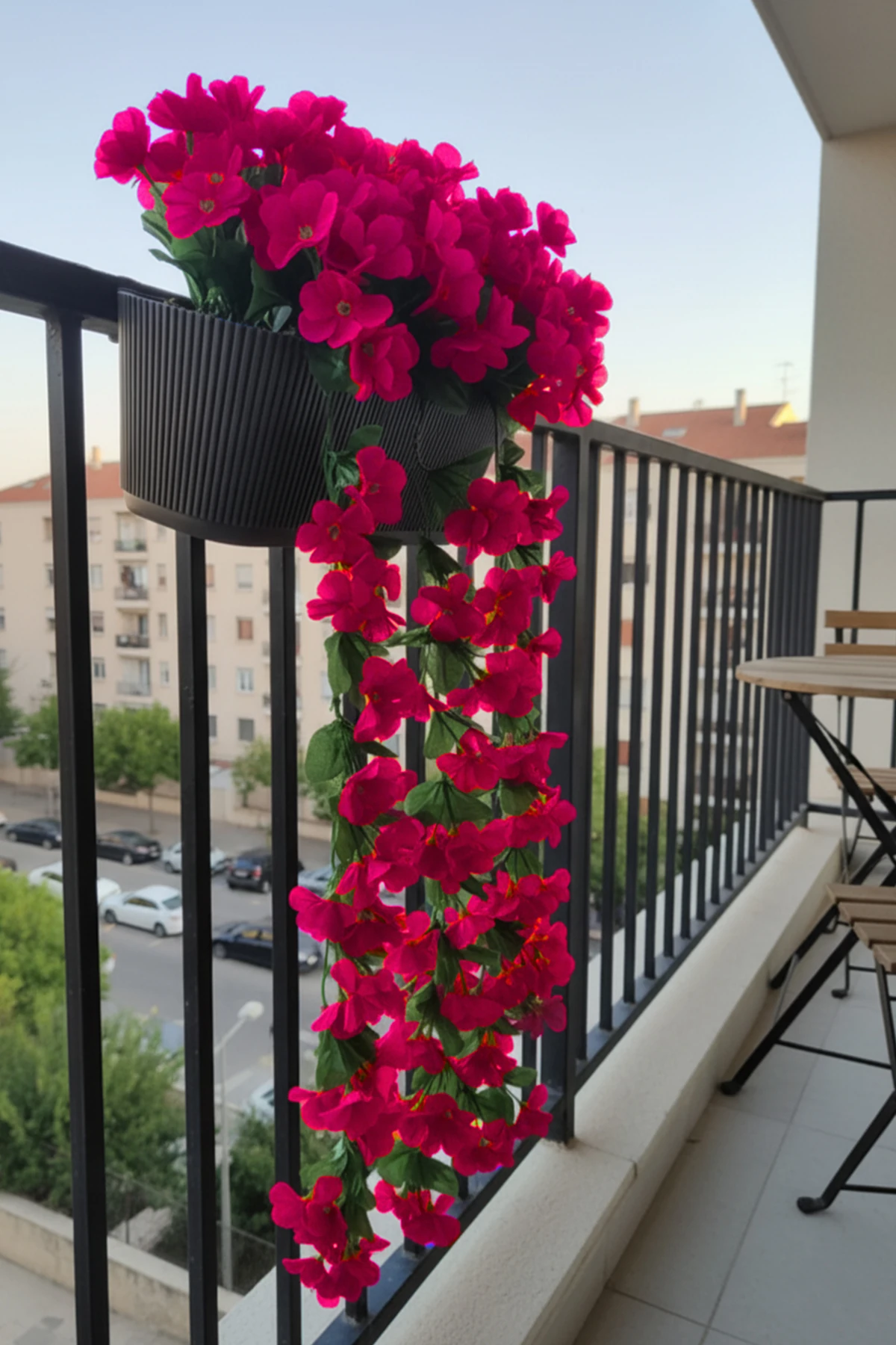 Plastik Balkon Saksıda Taş Yosunlu Begonvil Çiçek Menekşe Sarmaşık Çiçeği Sarkan Cafe