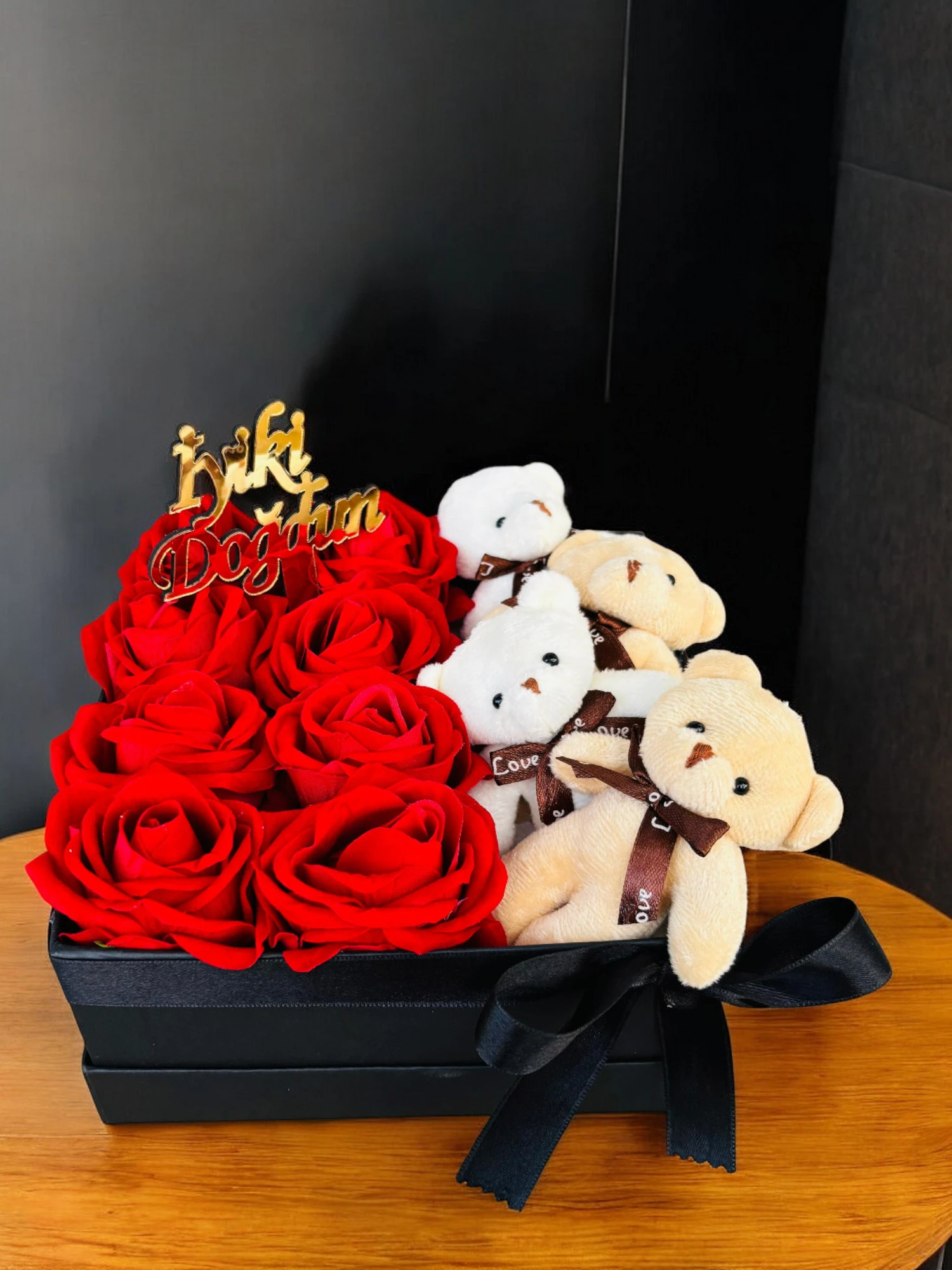 Kare Kutuda Yapay Kadife Gül Ve Ayıcık Detaylı Doğum Günü Sevgiliye Özel Gün Hediyesi