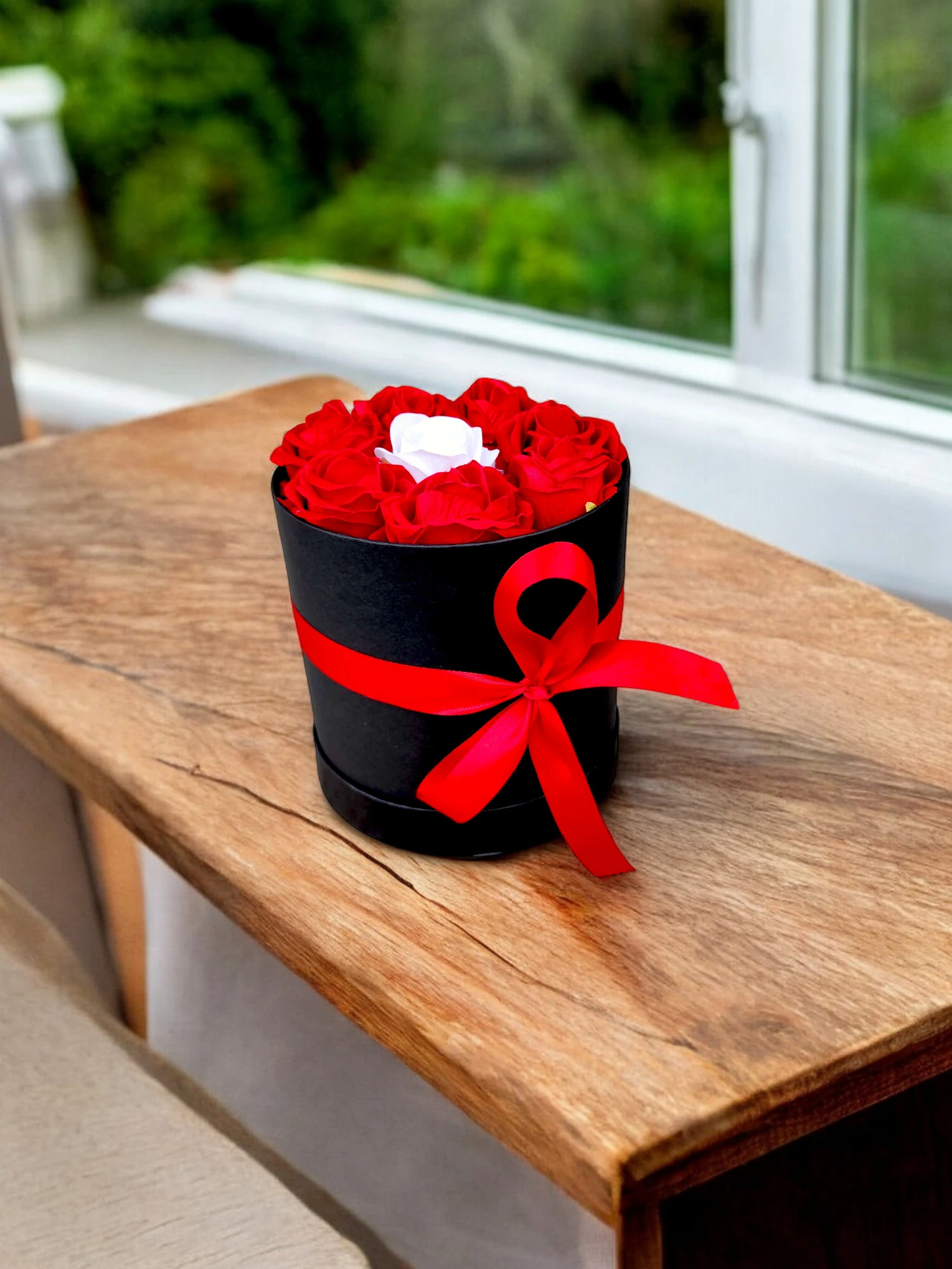 8 Güllü Sevgililer Günü Hediyesi Doğum Günü Kutuda Yapay Kırmızı Beyaz Kadife Gül