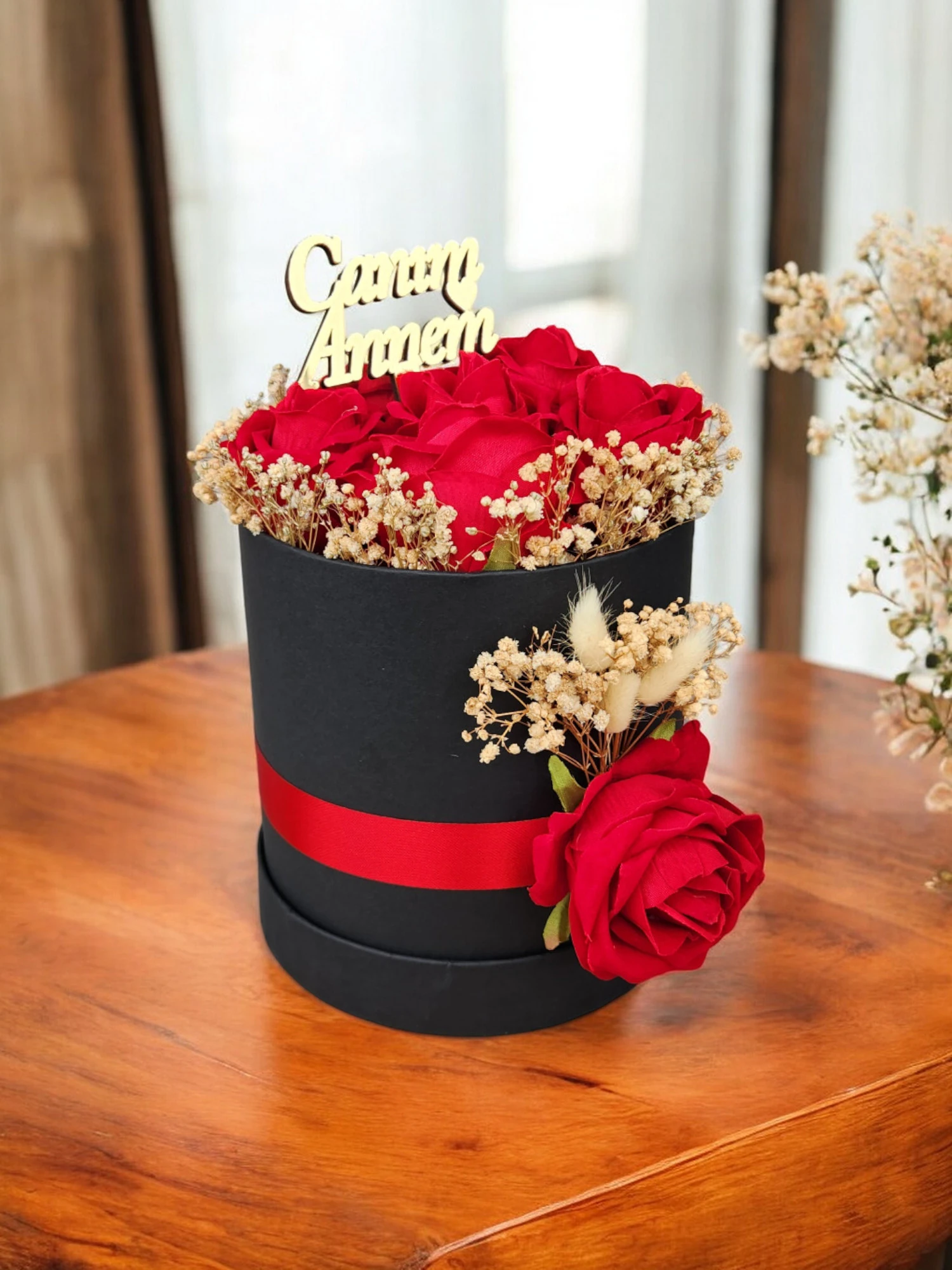 7 Güllü Sevgililer Günü Hediyesi Kutuda Yapay Solmayan Kadife Gül Cipsolu Çiçek