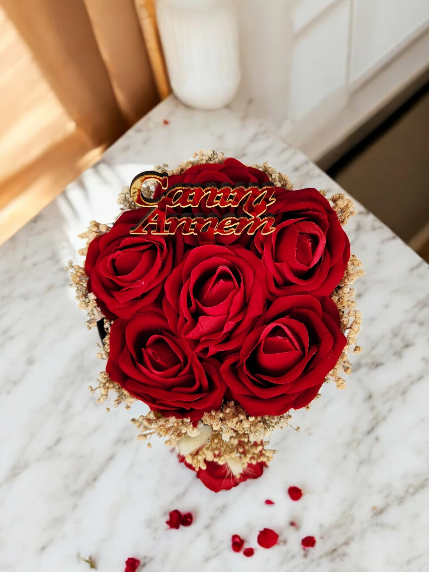 7 Güllü Sevgililer Günü Hediyesi Kutuda Yapay Solmayan Kadife Gül Cipsolu Çiçek