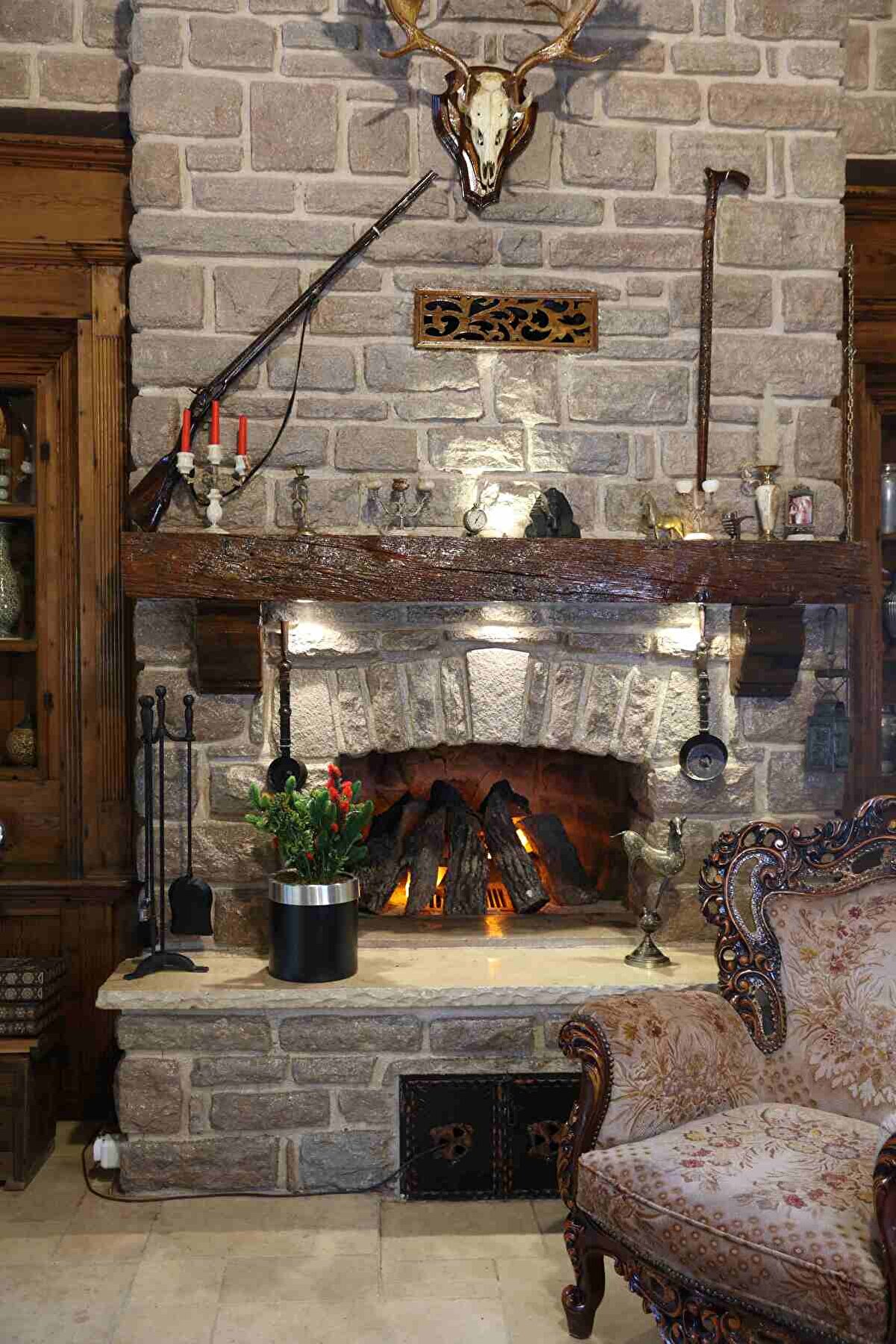 DDS-504 Siyah Metal Saksılı Yapay Çiçek Büyük Boy Salon Çiçeği 55 Cm