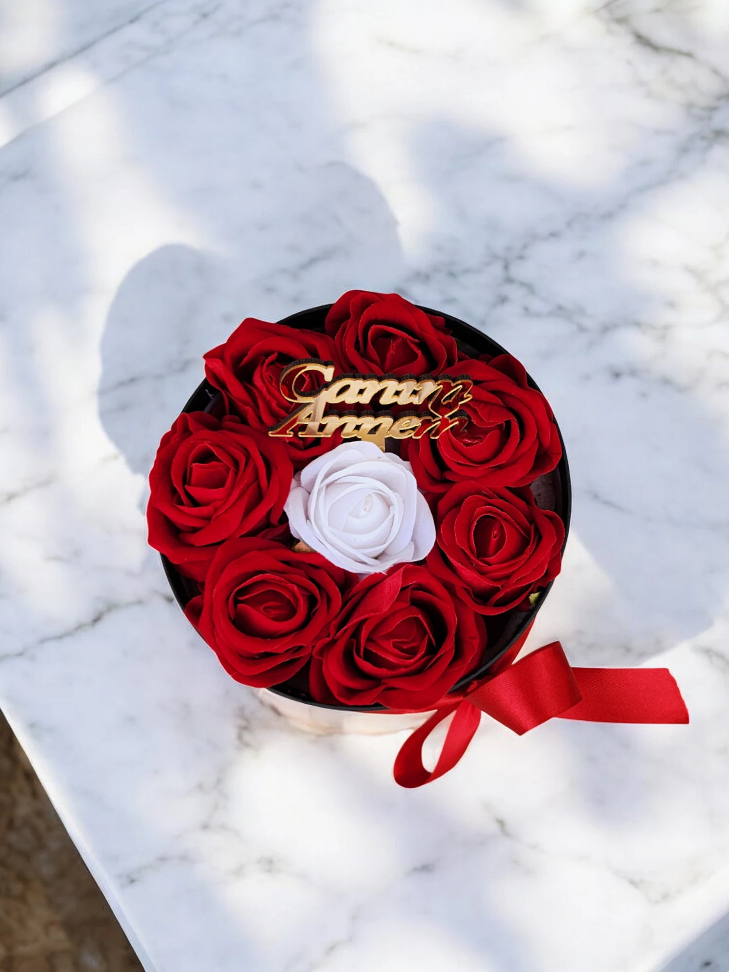 8 Güllü Sevgililer Günü Hediyesi Kutuda Kırmızı Beyaz Yapay Solmayan Kadife Gül