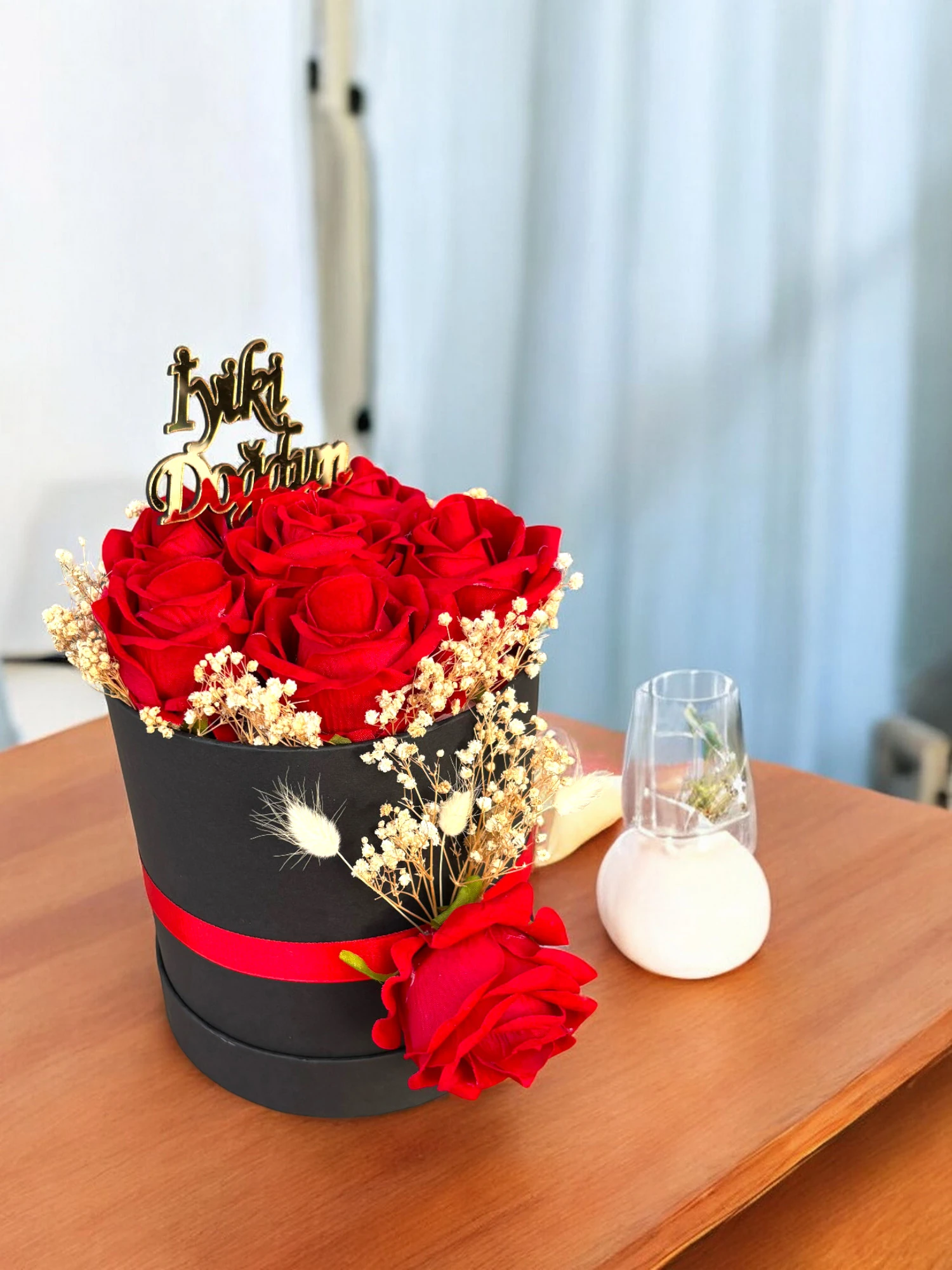 7 Güllü Sevgililer Günü Hediyesi Kutuda Yapay Solmayan Kadife Gül Cipsolu Çiçek