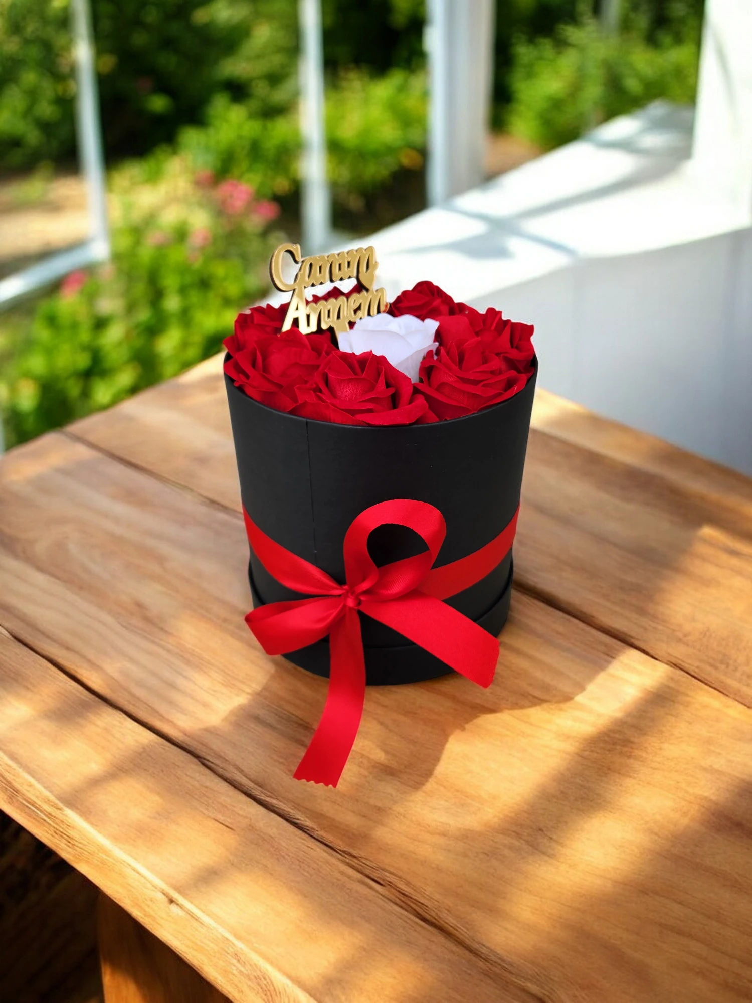 8 Güllü Sevgililer Günü Hediyesi Kutuda Kırmızı Beyaz Yapay Solmayan Kadife Gül